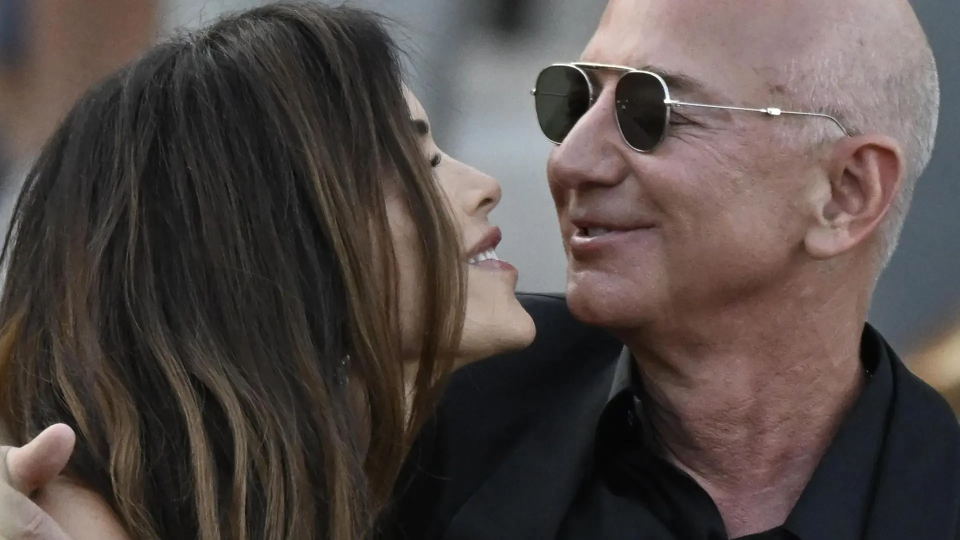 La boda de Bezos terminó con un baile de máscaras, sin Lady Gaga y con protestas