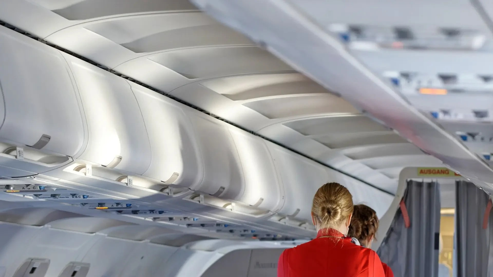 Este es el sueldo que cobran las azafatas de aerolíneas low-cost como Ryanair o easyJet