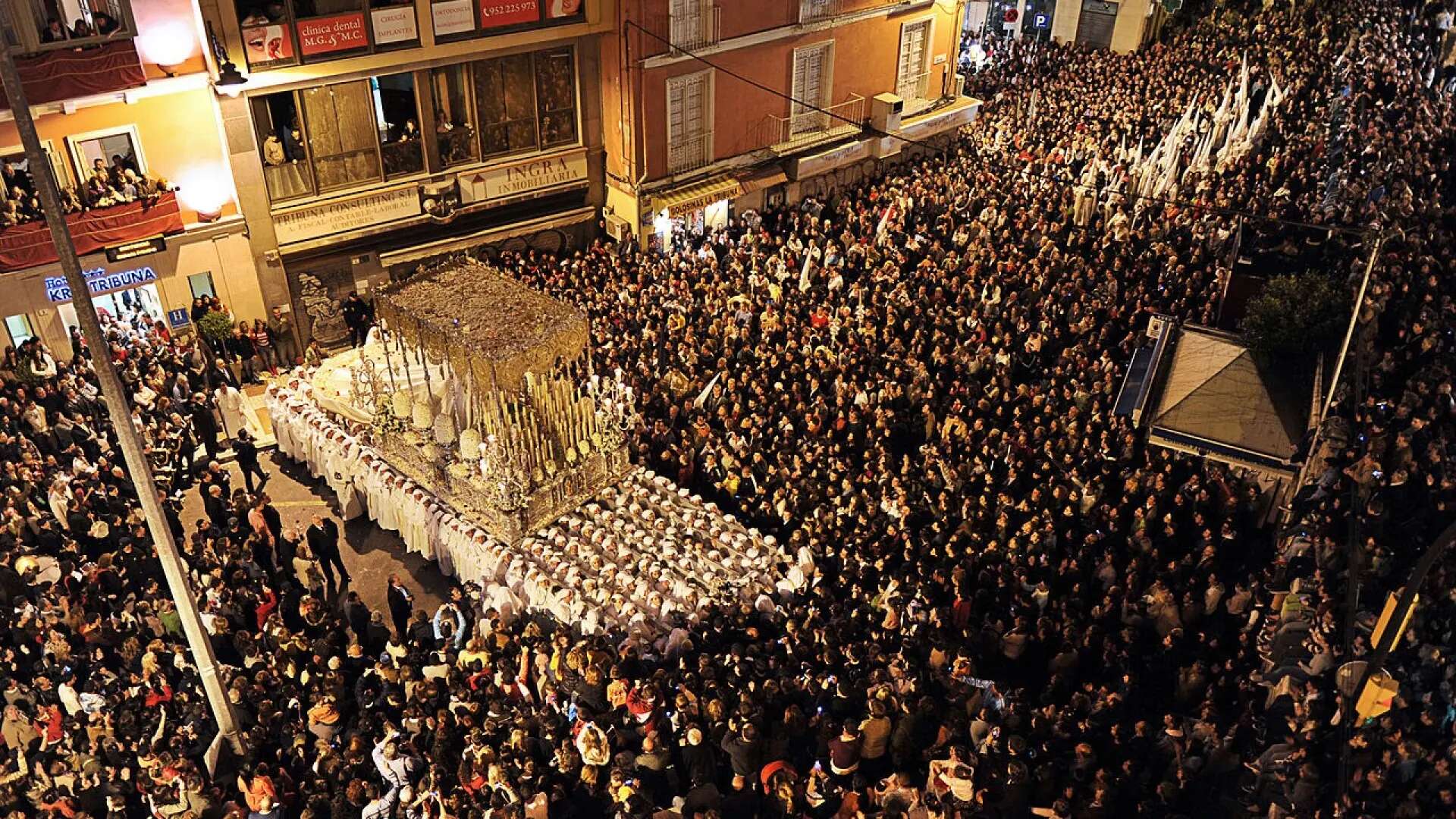 Cinco cosas imprescindibles que hacer en Málaga en Semana Santa: comer limones con sal, Cristo en Riogordo...