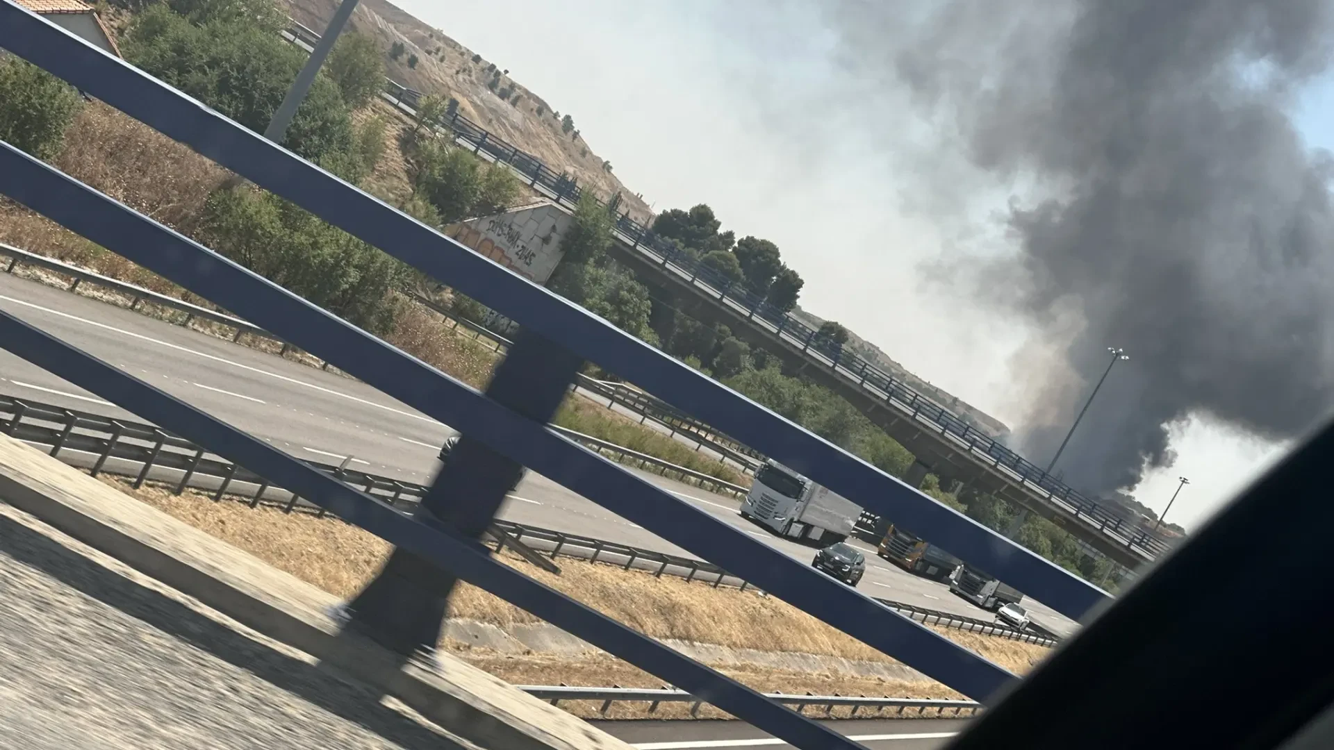 Un incendio en Madrid obliga a desalojar a varias familias del sector 6 de la Cañada Real
