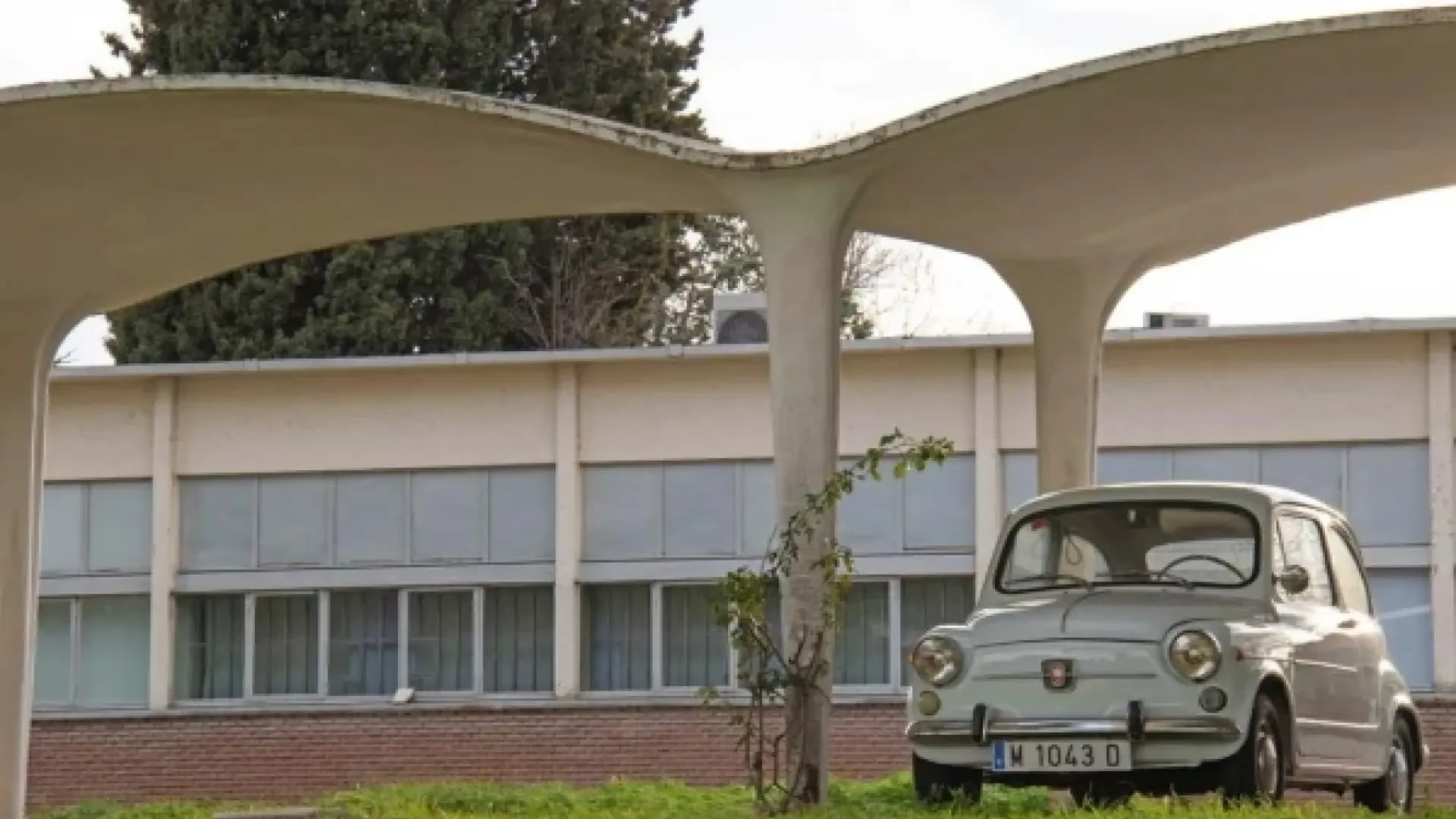 La historia del misterioso Seat 600 junto a la Moncloa: lleva aparcado en el mismo lugar desde hace 50 años