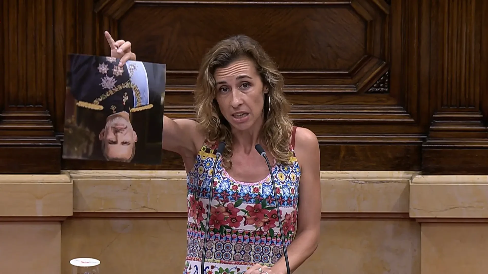 La CUP rompe una fotografía de Felipe VI en el Parlament: 
