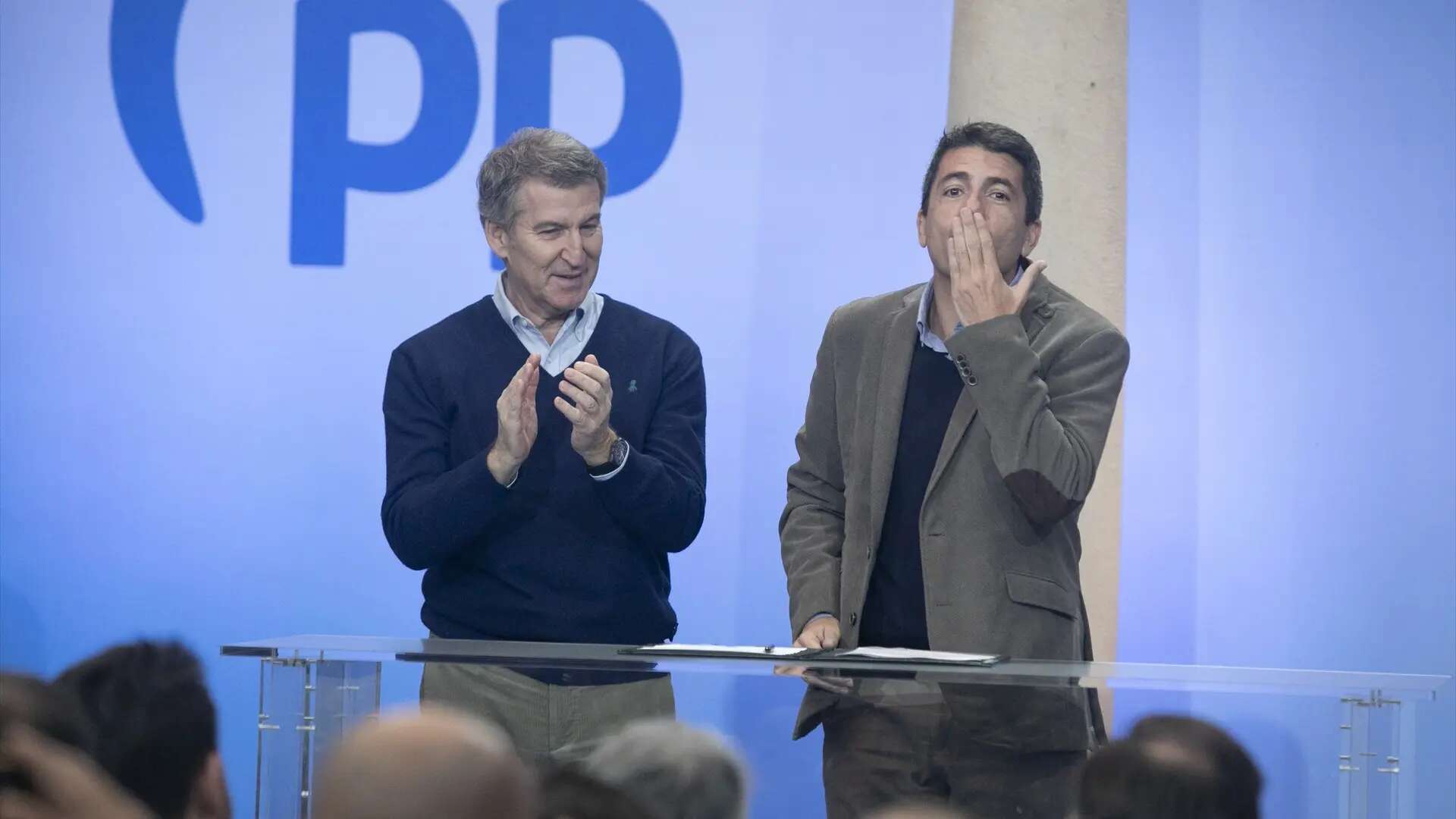 Mazón recibe un largo y sonoro aplauso en el encuentro de barones del PP en Asturias