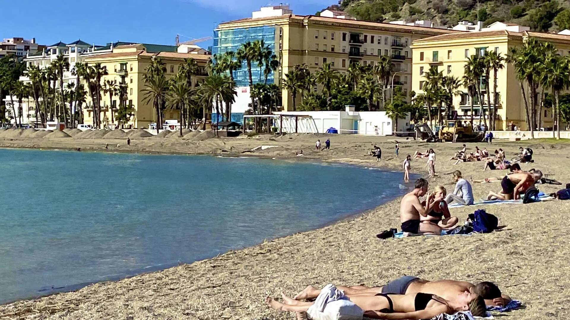 Bañadores y sol en Málaga, que marca la temperatura más alta de la Península con 25 grados