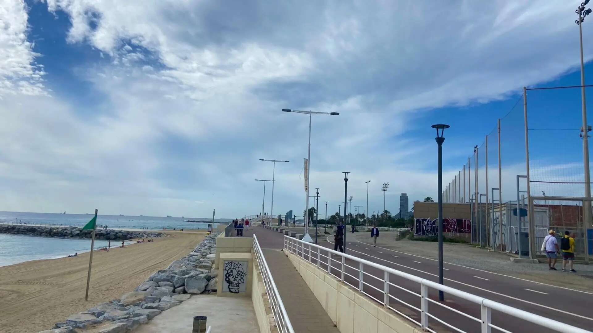 El paseo de la Mar Bella de Barcelona no solo será más ancho, verde y tendrá un carril bici: también quedará protegido de los temporales