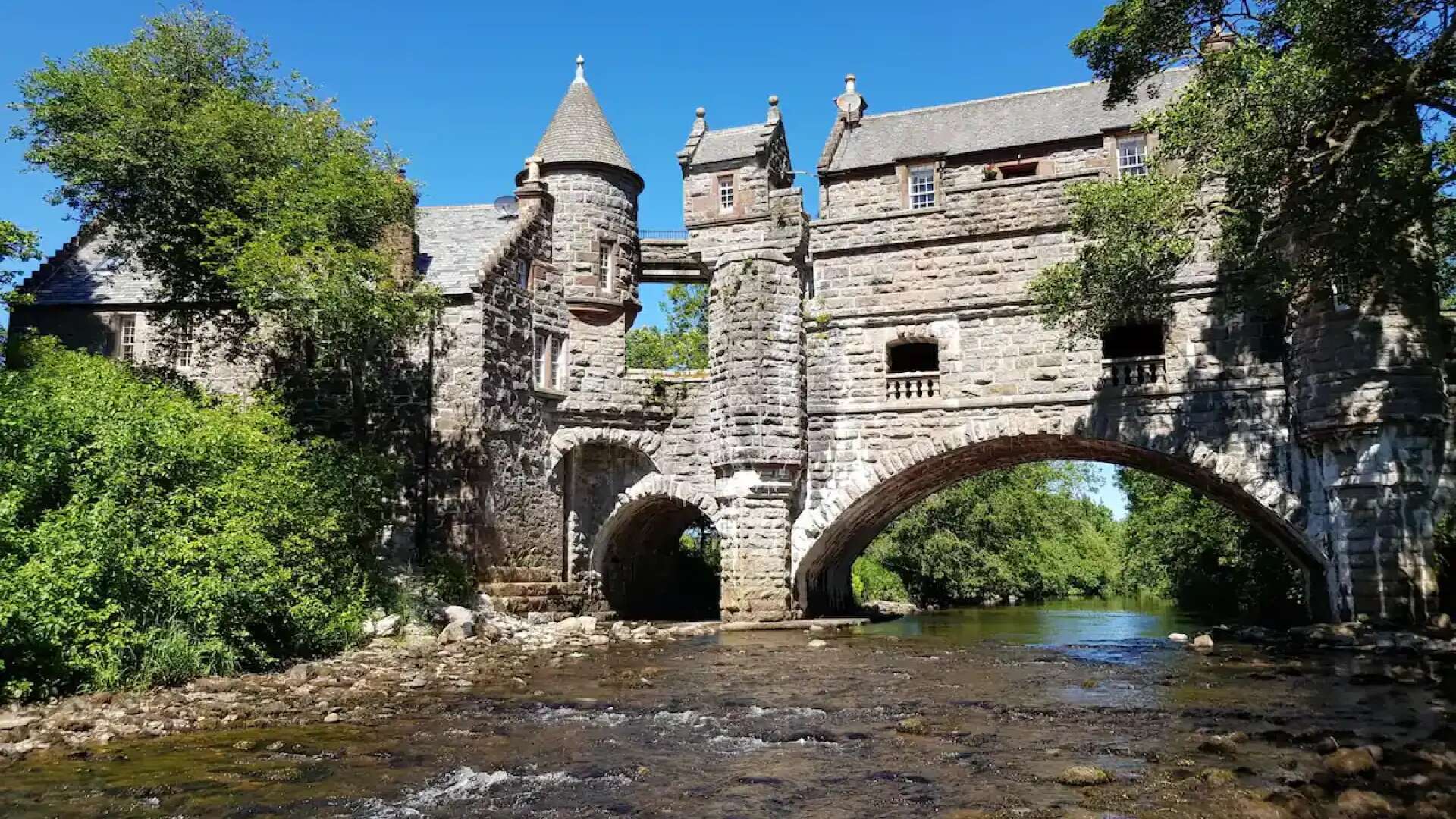 Uno de los Airbnb más espectaculares del mundo: un castillo del siglo XIX sobre un río en Escocia