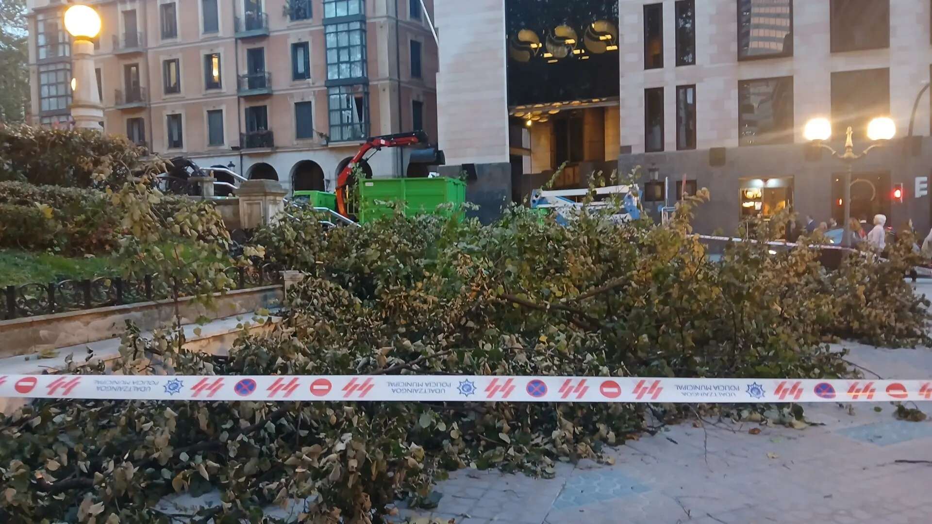 Kirk azota al País Vasco: cinco vuelos desviados, otro cancelado y más de 70 incidencias por las fuertes rachas de viento...