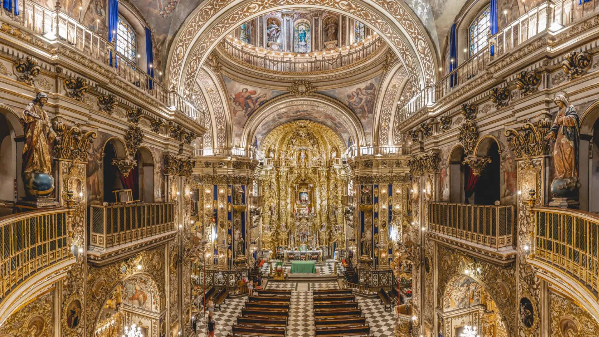 Más allá de La Alhambra: la espectacular basílica barroca de Granada repleta de oro