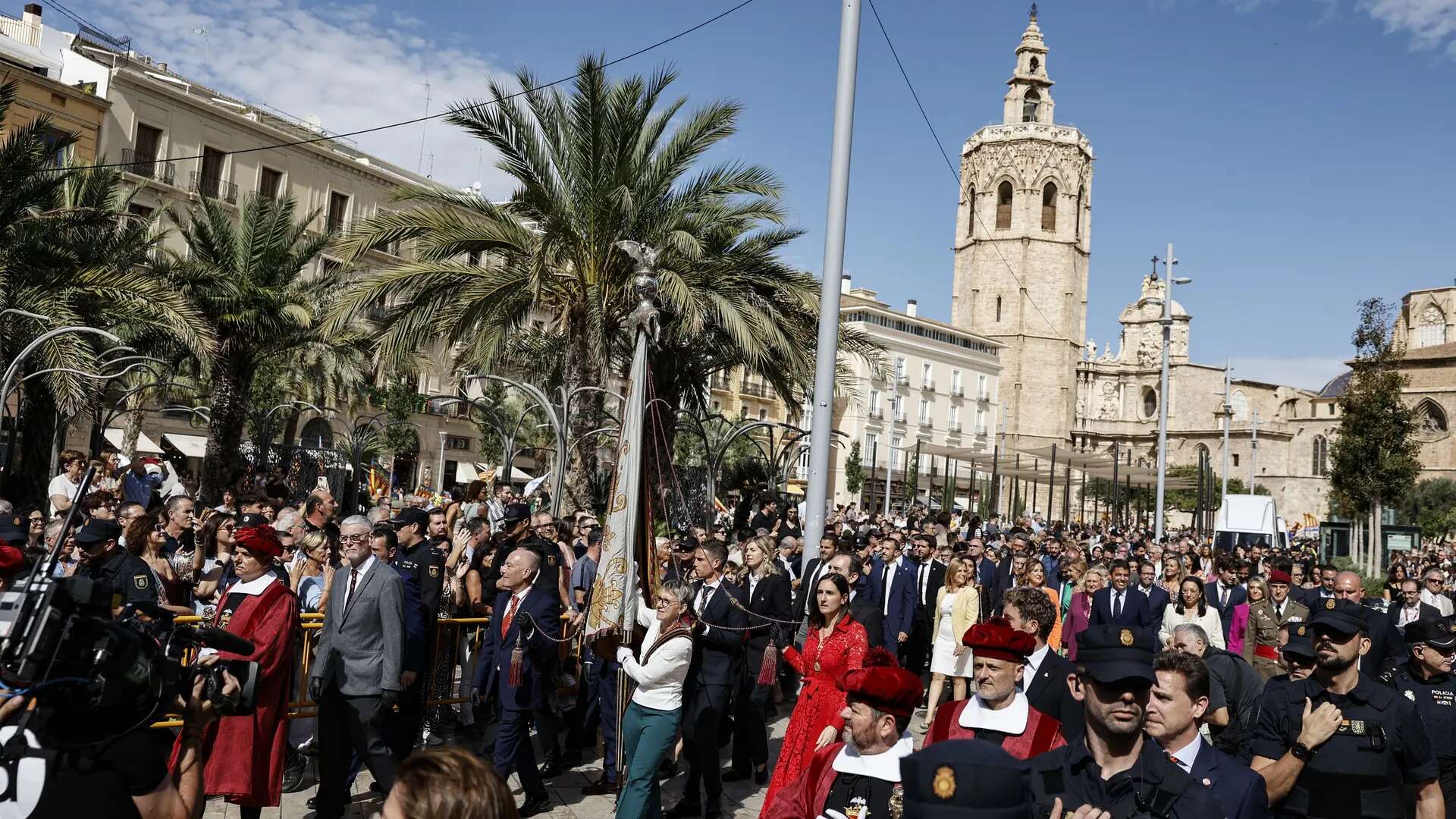 La Senyera se abre paso ante miles de personas con la Procesión Cívica