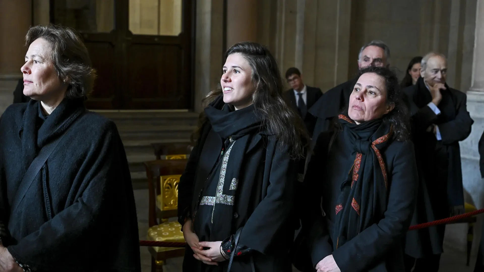 Teresa Urquijo deja ver su barriguita premamá al acudir a una procesión esta Semana Santa