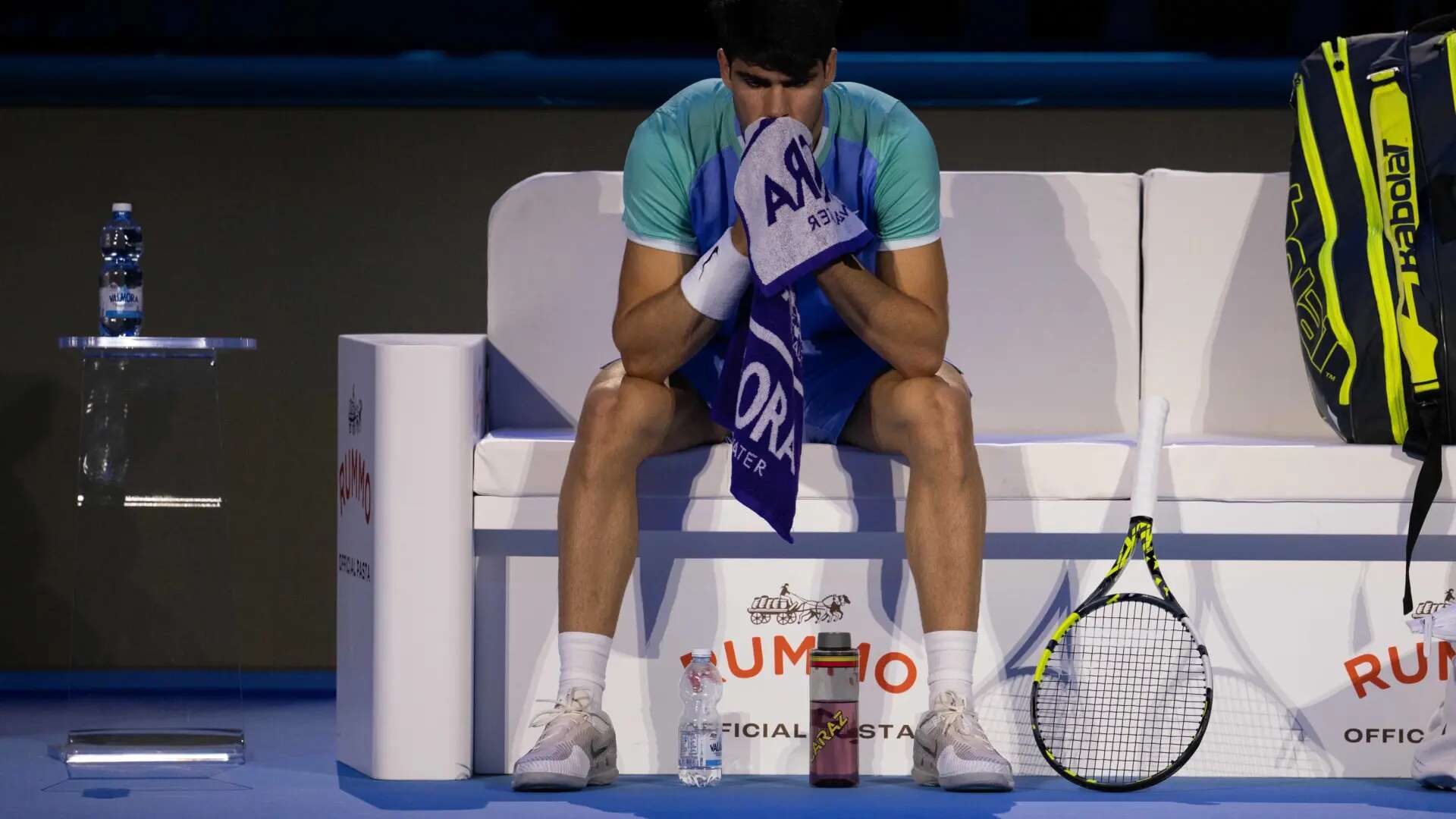 Carlos Alcaraz, al límite de sus fuerzas: su enfermedad y la Copa Davis ponen en duda su continuidad en las ATP Finals