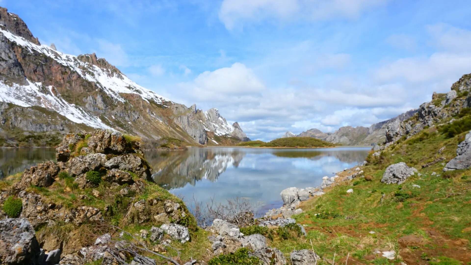 La ruta de senderismo en Asturias que nos conduce a un lago de aguas cristalinas rodeado de montañas