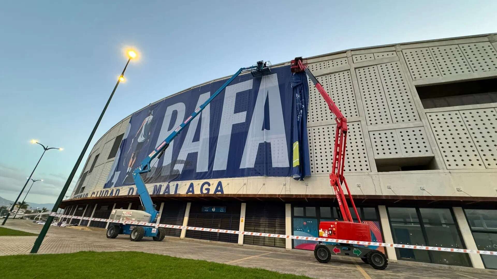 Así es la impresionante despedida para RafaNadal que prepara Málaga: una lona gigante y una figura de 15 metros