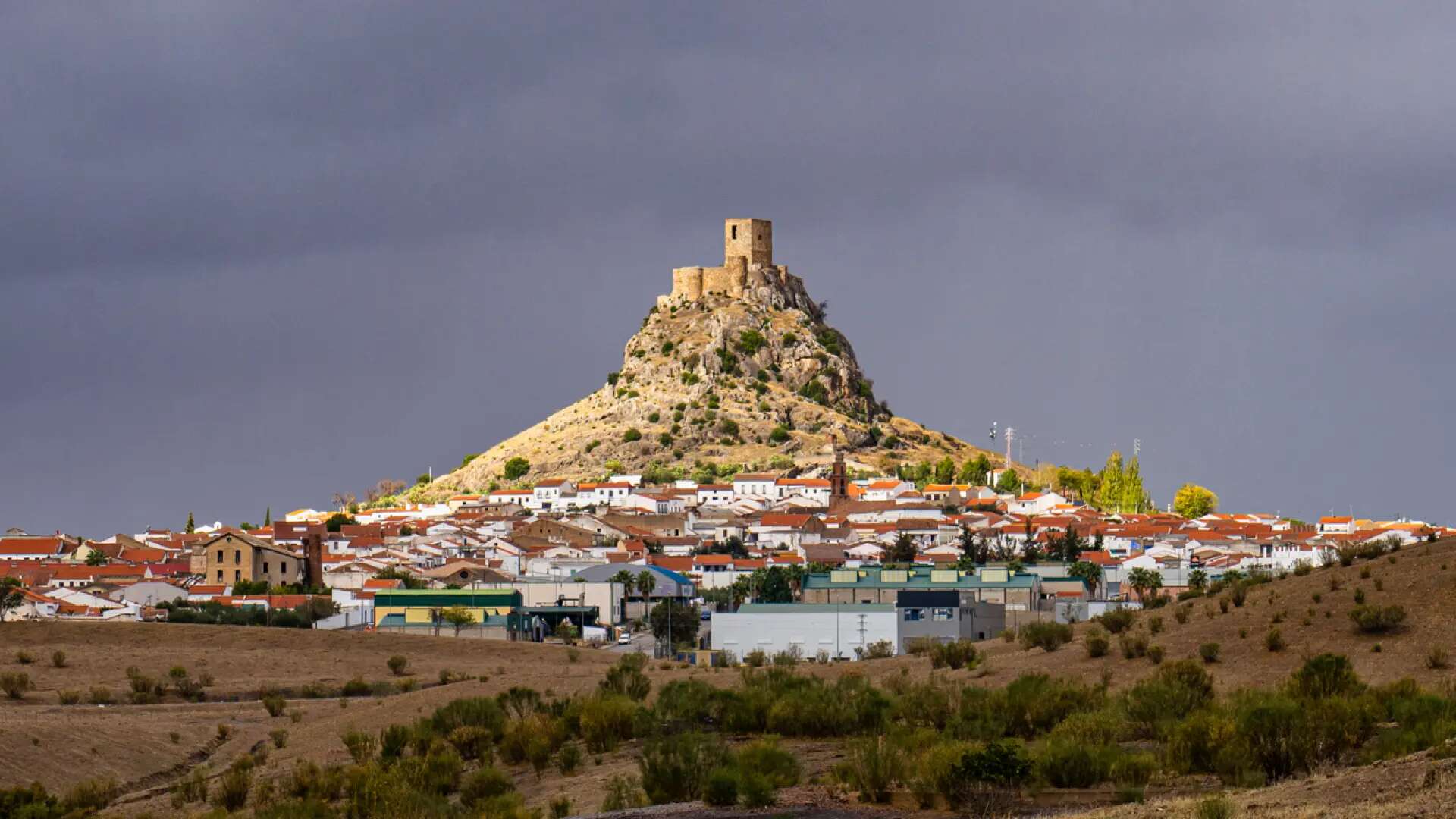 El bonito pueblo blanco de Córdoba con tradición minera y del que emerge un majestuoso castillo