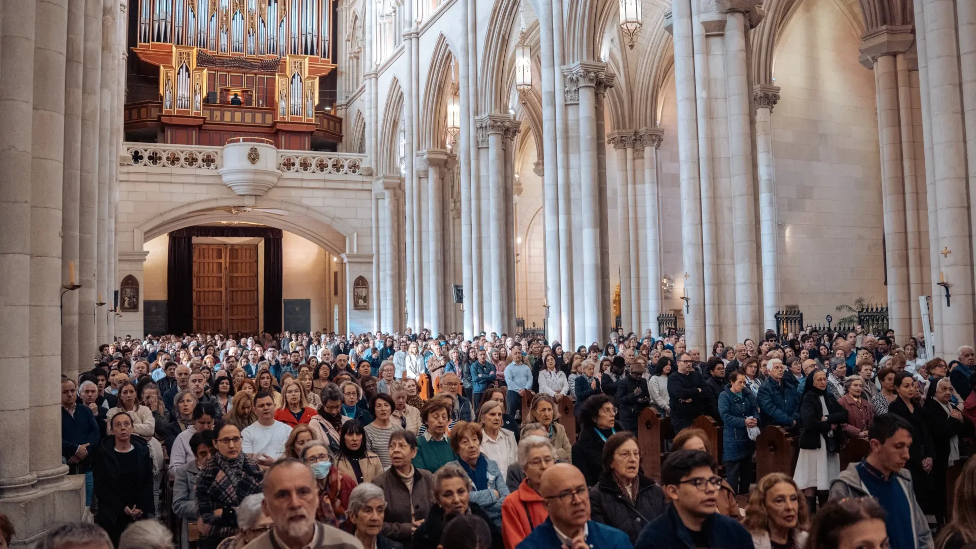 Numerosos fieles asisten a las misas por el papa en Madrid y Barcelona: 