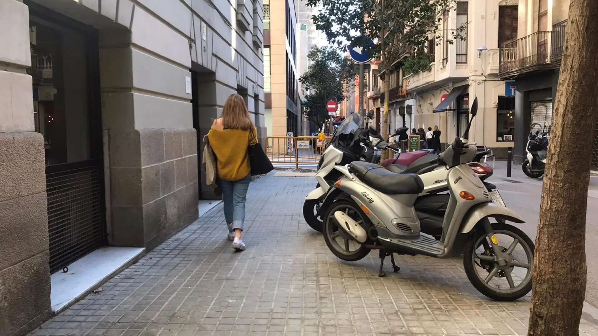 Barcelona señaliza 325 aceras de escuelas y hospitales donde ahora está prohibido aparcar la moto: las multas son de 100 euros