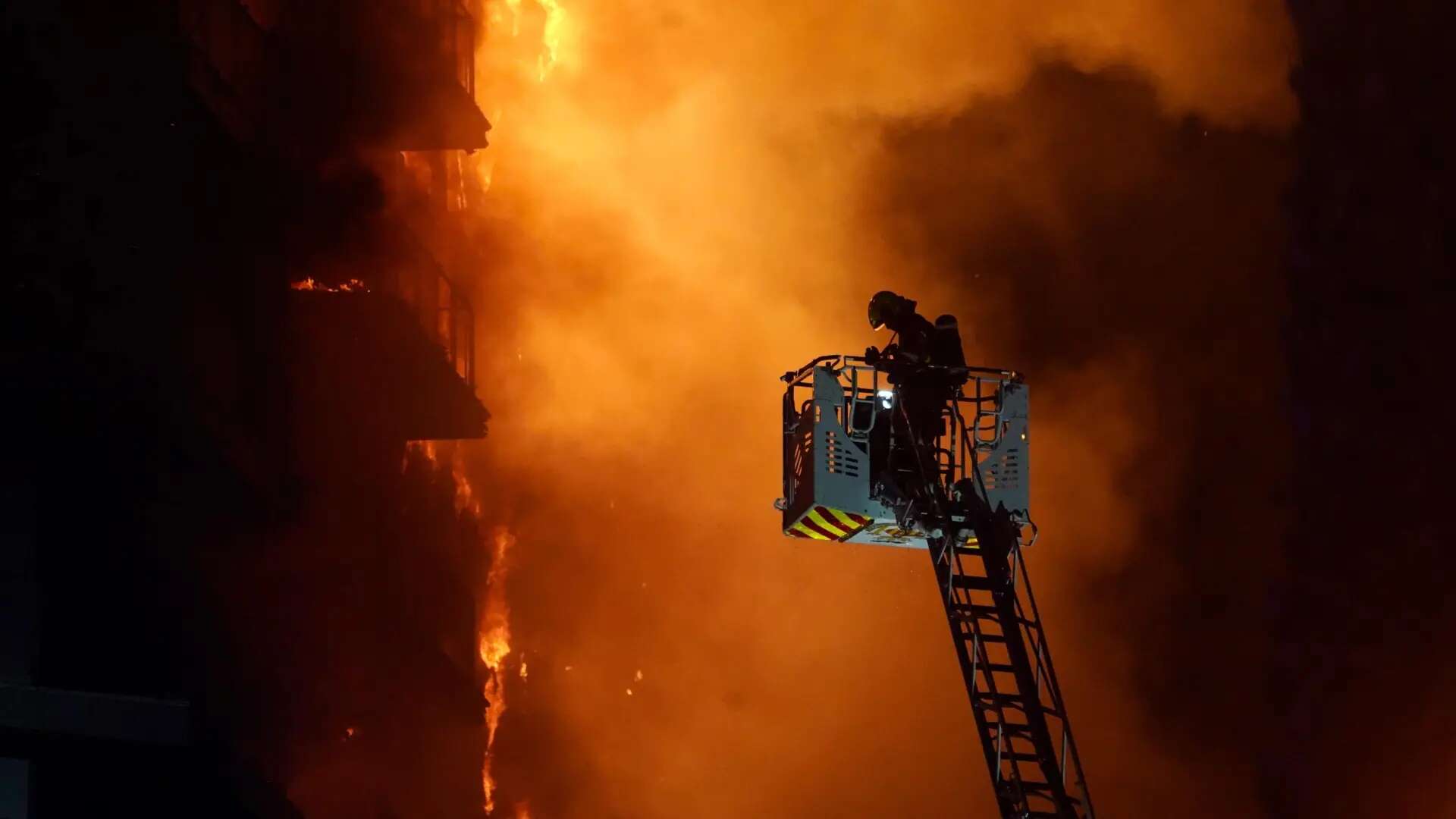 Los bomberos defienden su actuación en el incendio: 