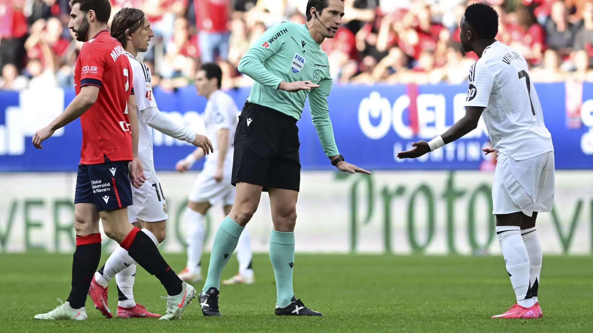 Polémico empate del Real Madrid ante Osasuna: los blancos protestaron la expulsión de Bellingham y un dudoso penalti