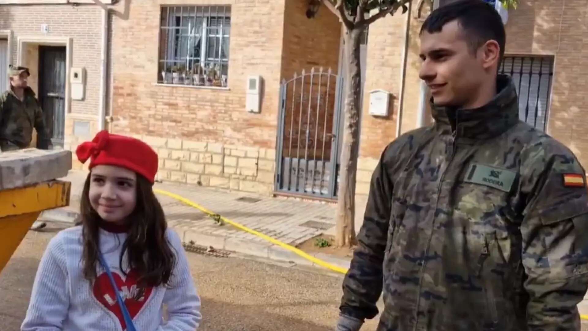 Solidaridad en Navidad: una niña reparte polvorones a los militares movilizados por la DANA