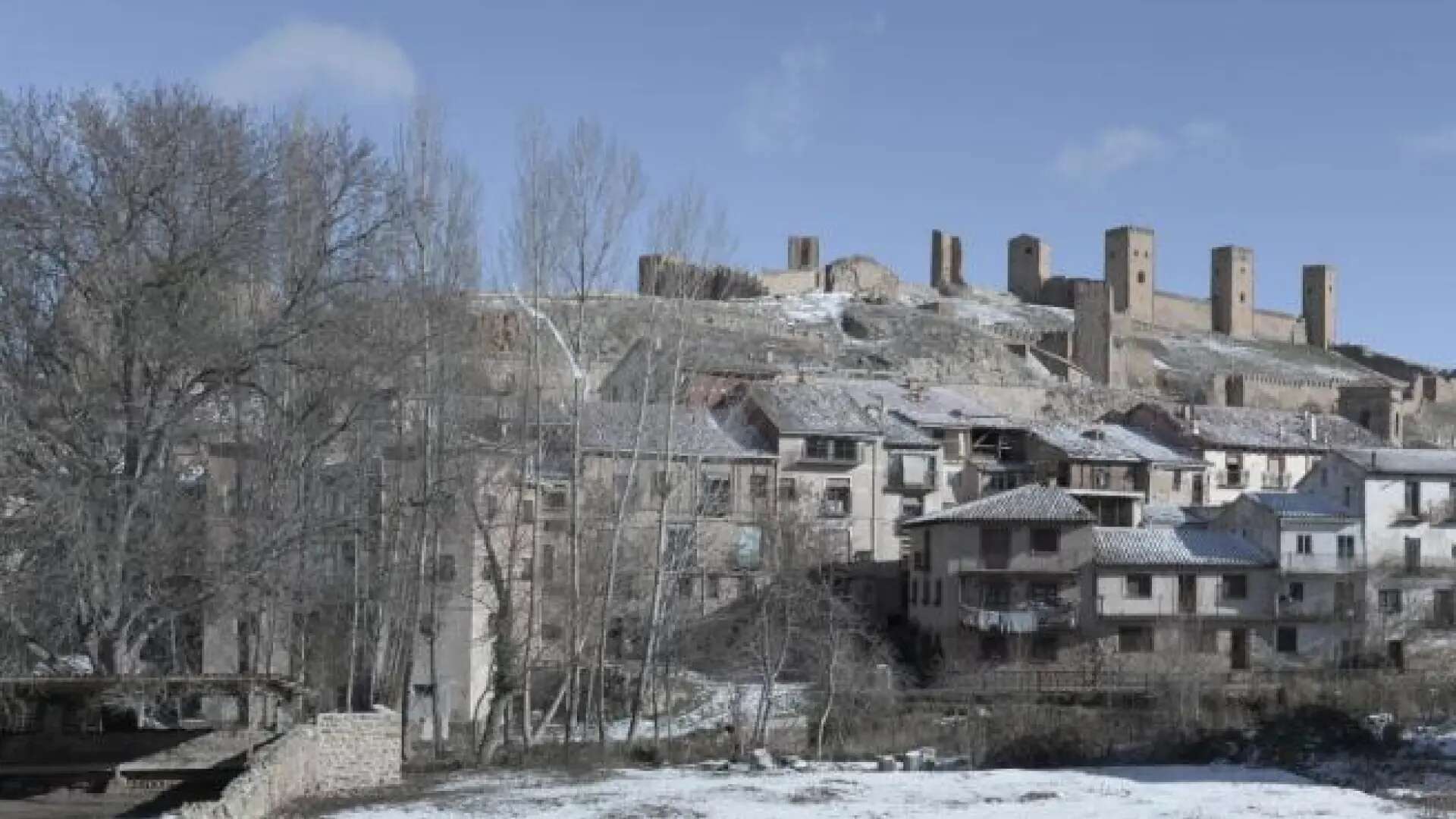 Ni en los Pirineos ni en Sierra Nevada: el pueblo más frío de España tiene un gran castillo junto a un parque natural