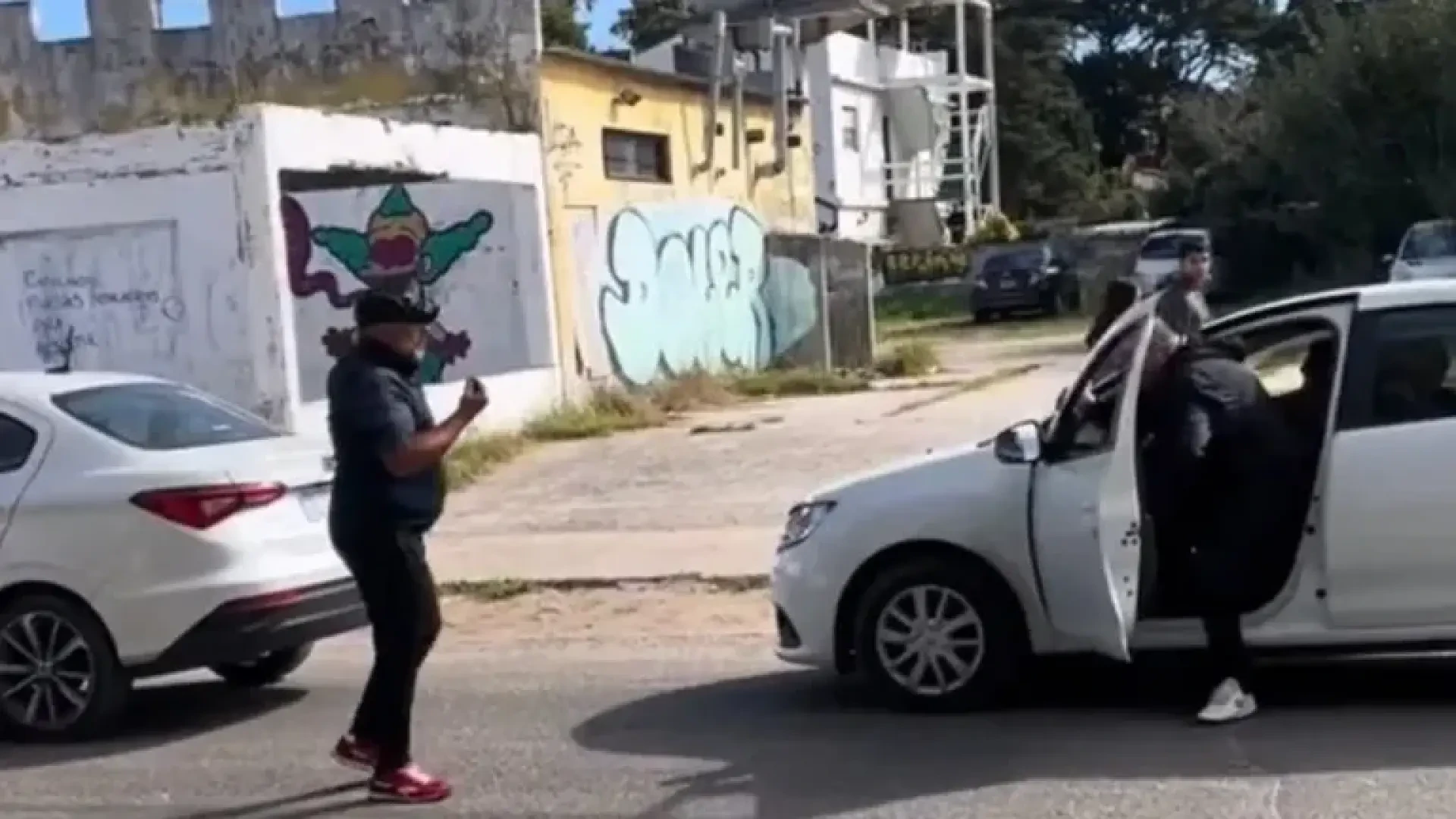 Dos conductores se enzarzan en medio de la carretera... hasta que se dan cuenta de que se conocen