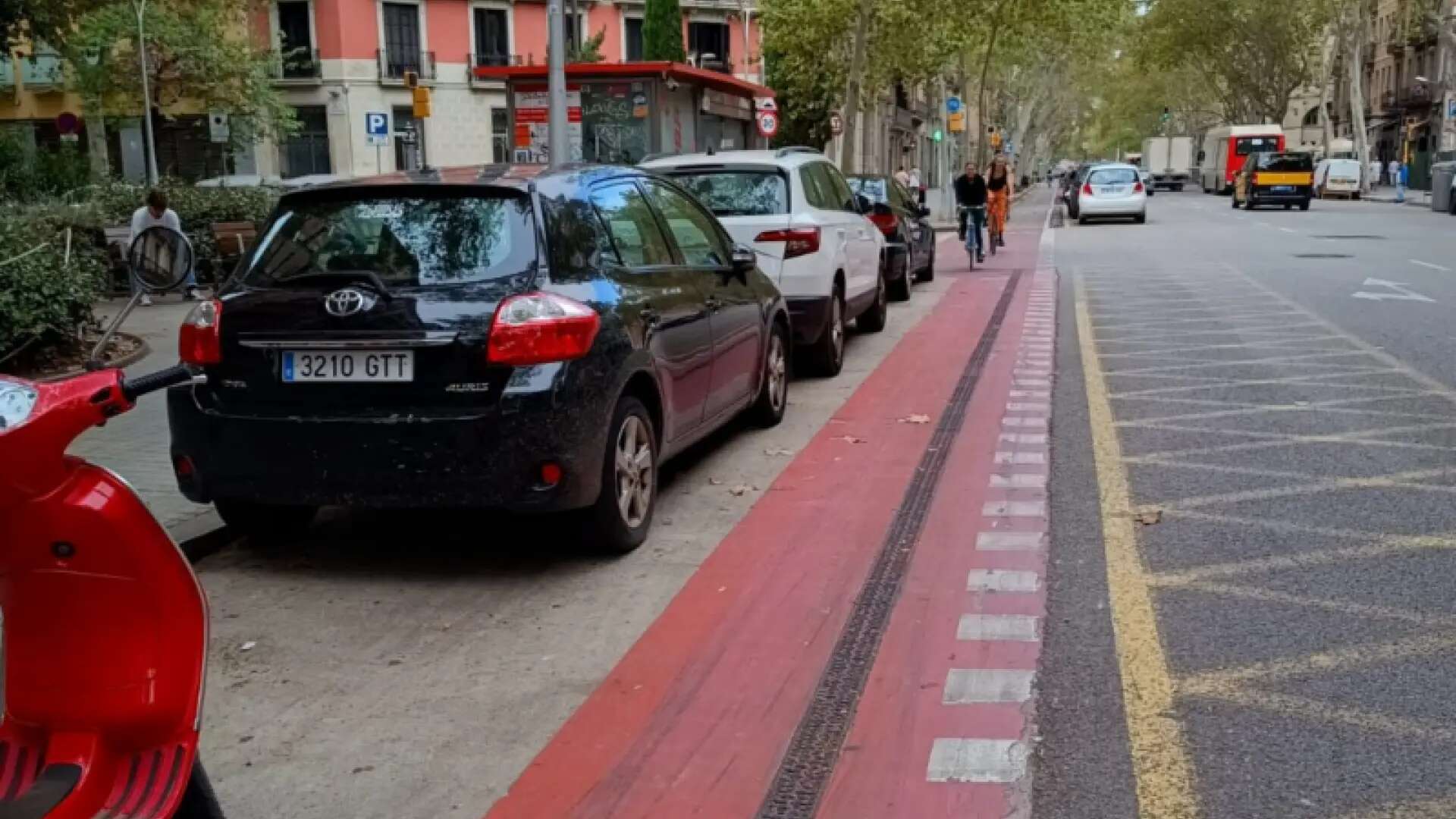 El Síndic de Greuges de Barcelona alerta del riesgo por la señalización incorrecta cerca de una antigua gasolinera en la ronda Sant Pau