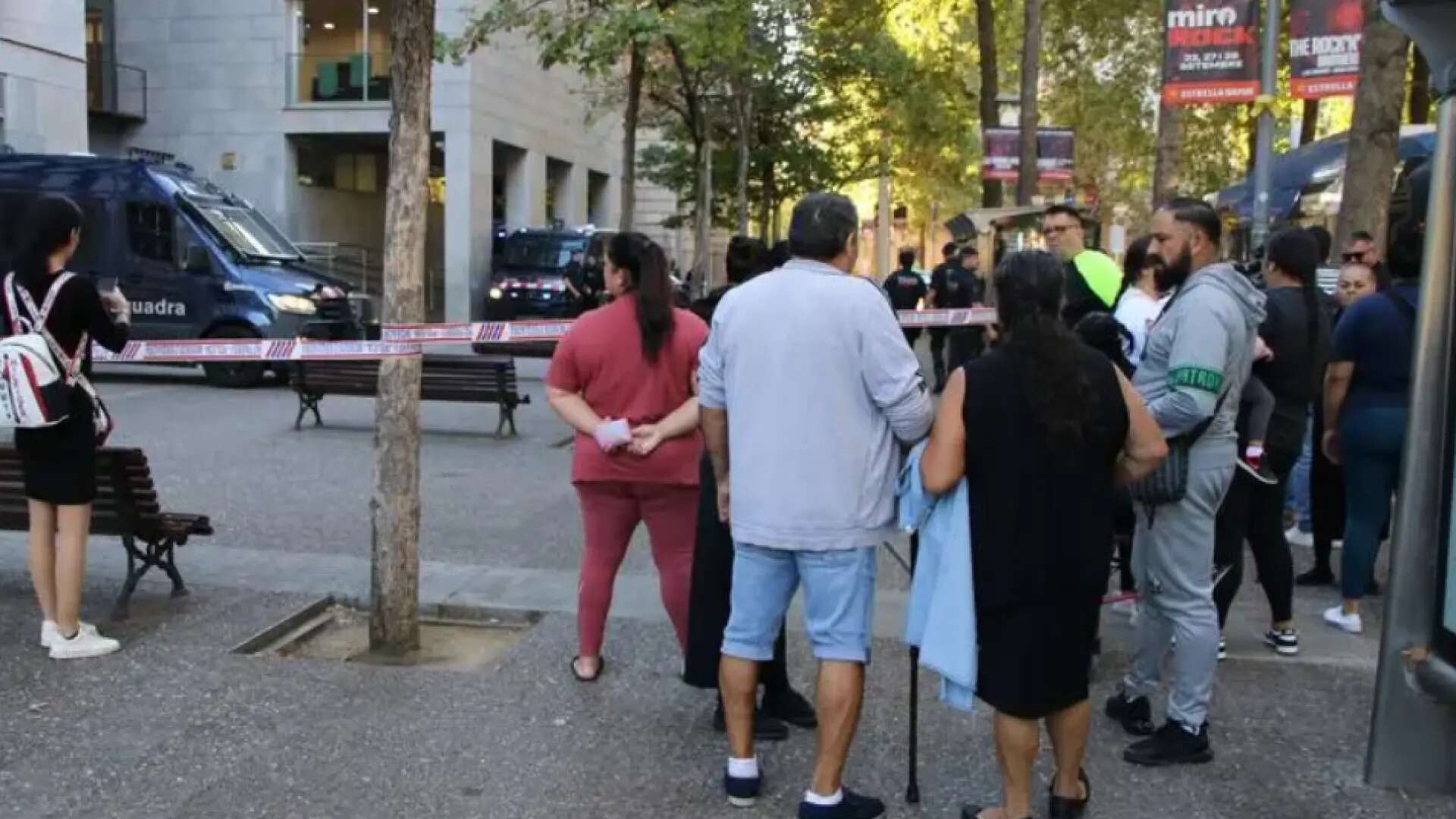 Familiares del hombre y la mujer muertos en un tiroteo en Girona se concentran frente a los juzgados ante la llegada de los detenidos