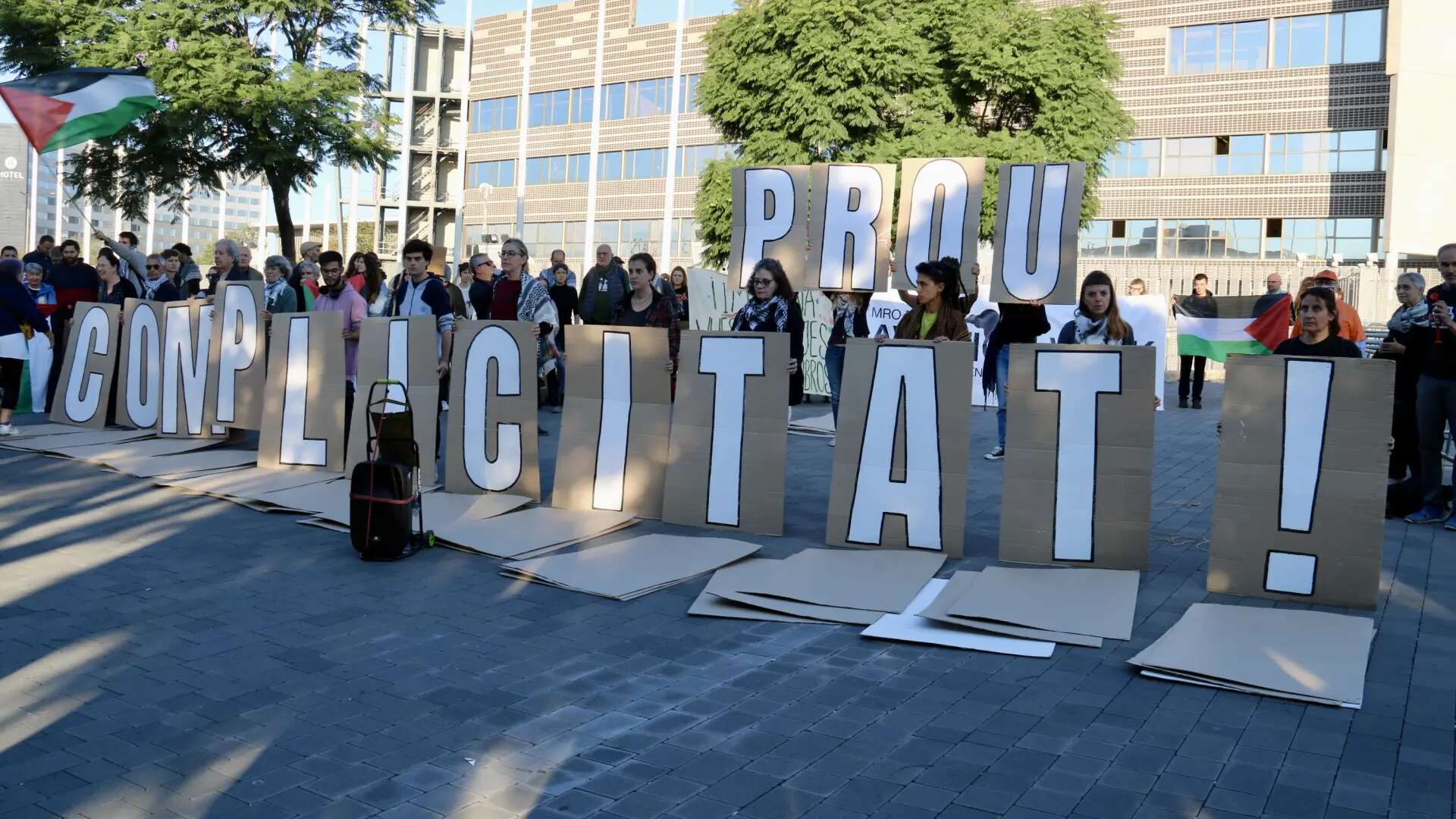 Activistas en apoyo a Palestina y del clima gritan 