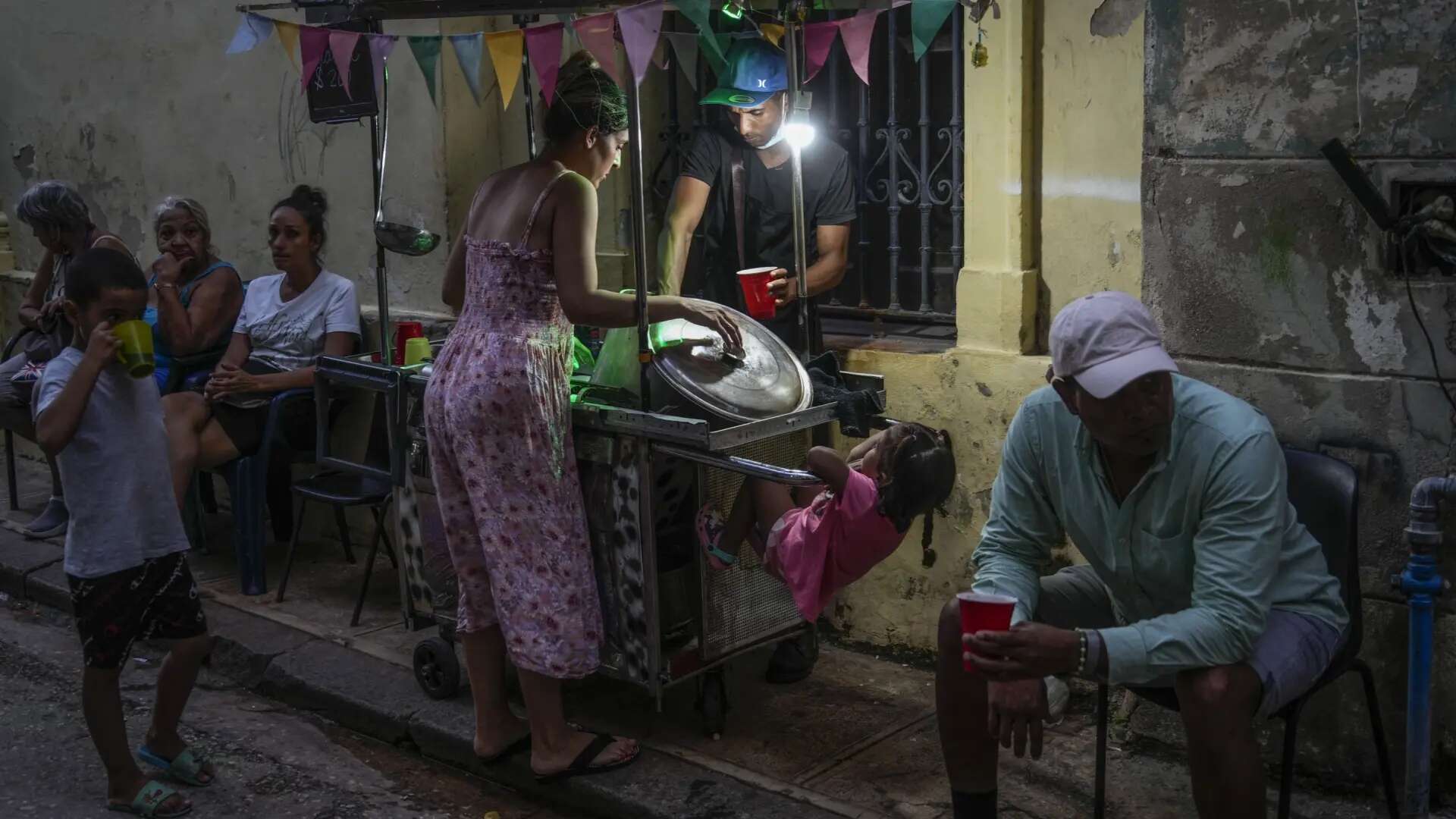 Cuba suspende la actividad laboral y docente durante 48 horas por la crisis energética