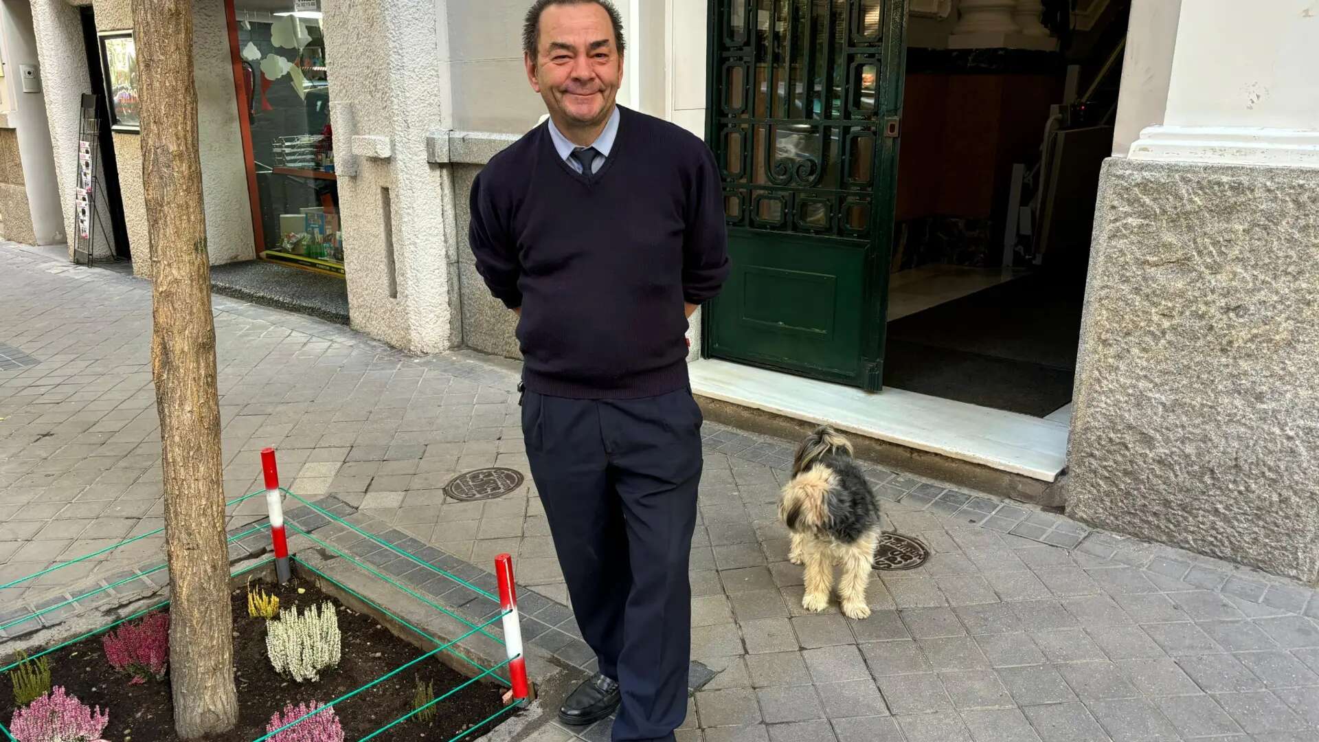 El portero de Chamberí que planta flores en los alcorques mientras el Ayuntamiento se las quita: 