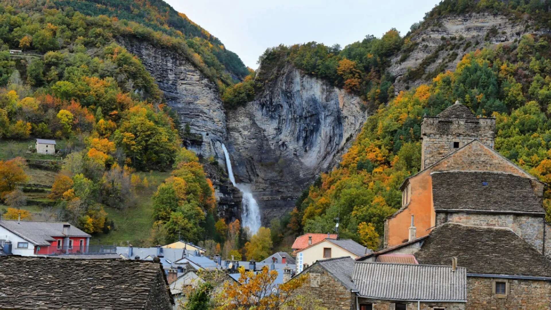 El pintoresco pueblo de España con una enorme cascada y que está atravesado por un río