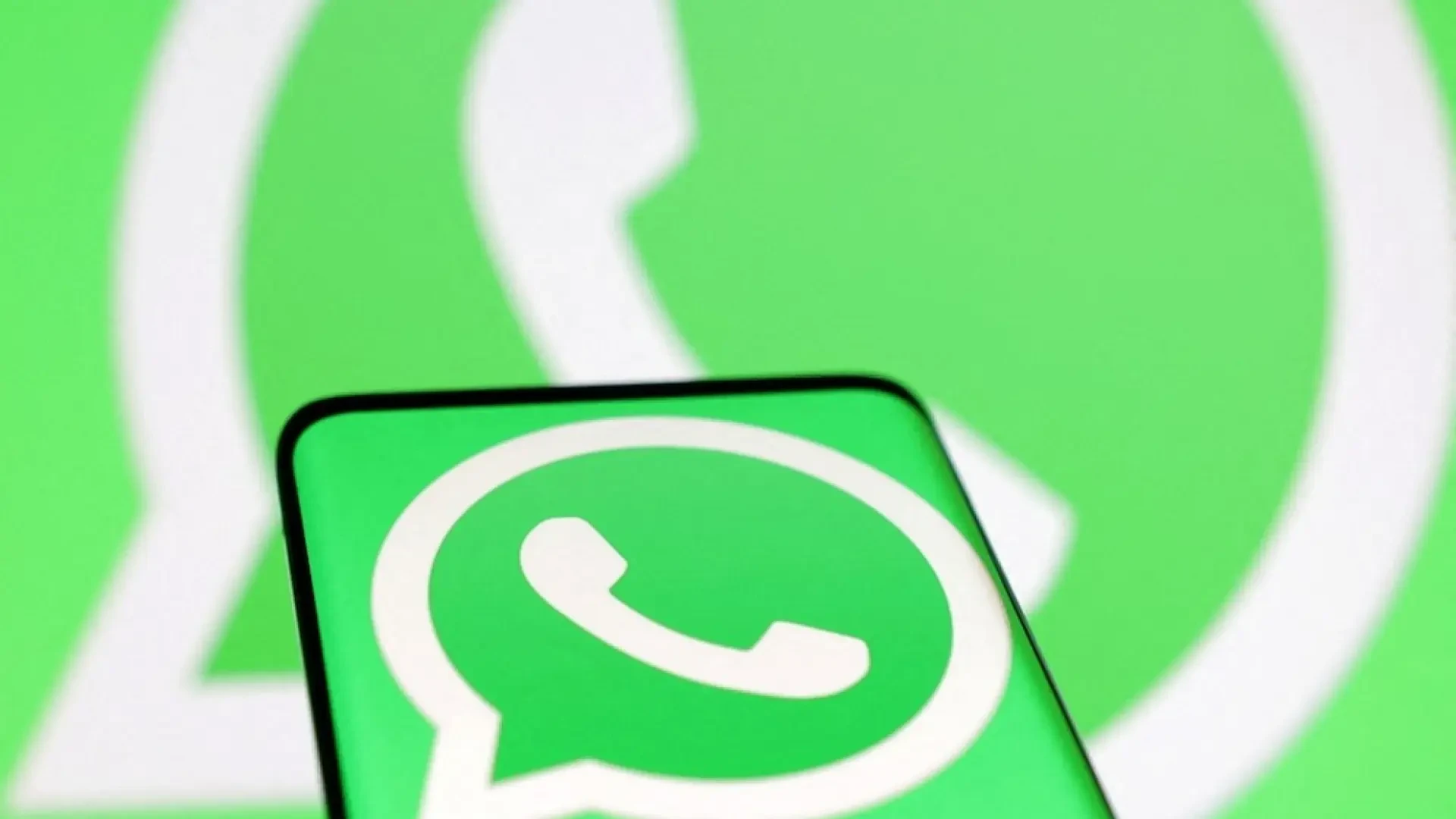 El timo de WhatsApp que se propaga en España: usa la cámara del móvil para robar tus datos bancarios