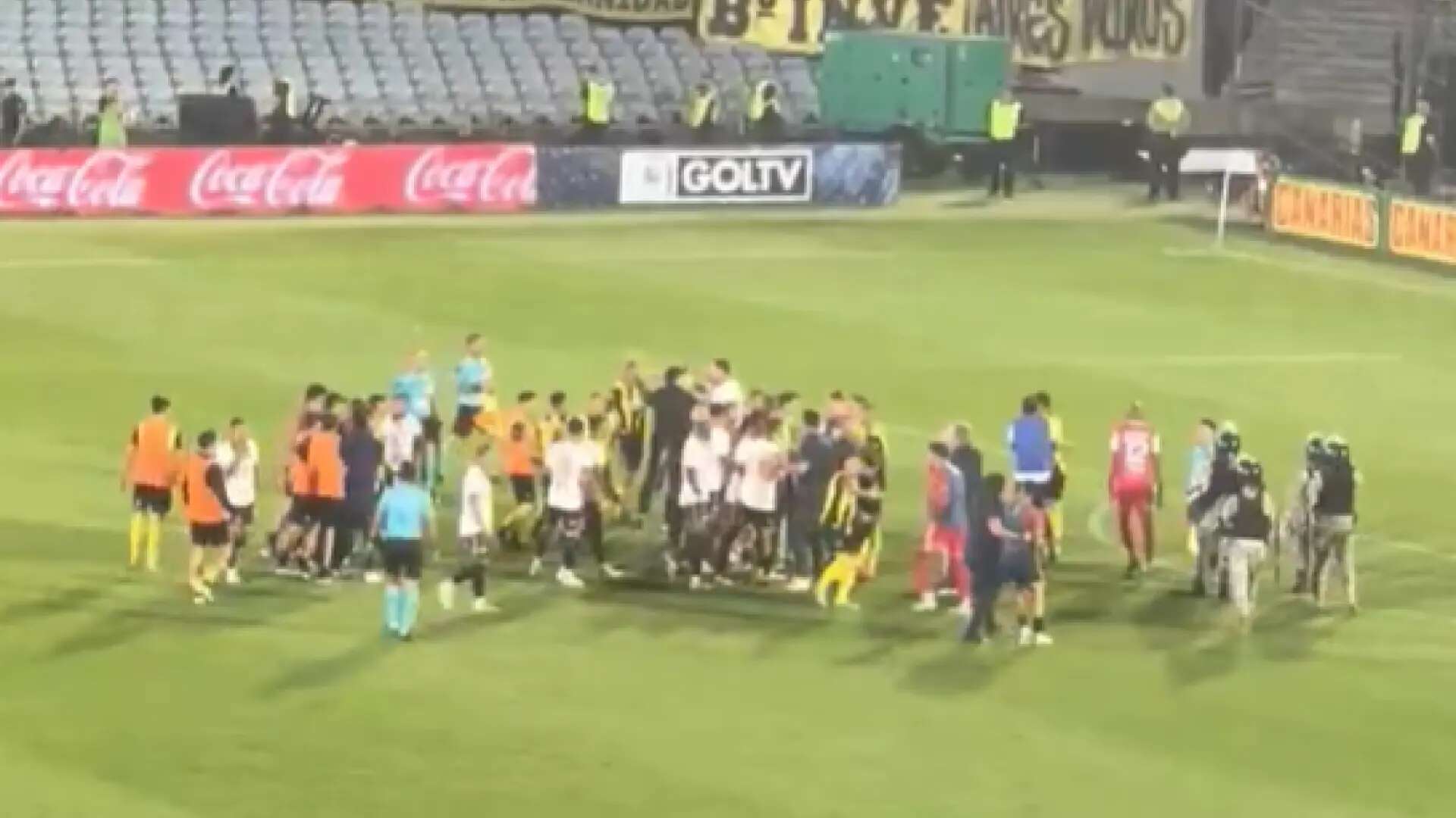 Bochorno en la Supercopa uruguaya: tangana final entre Nacional y Peñarol con puñetazos, empujones, cuatro expulsados...