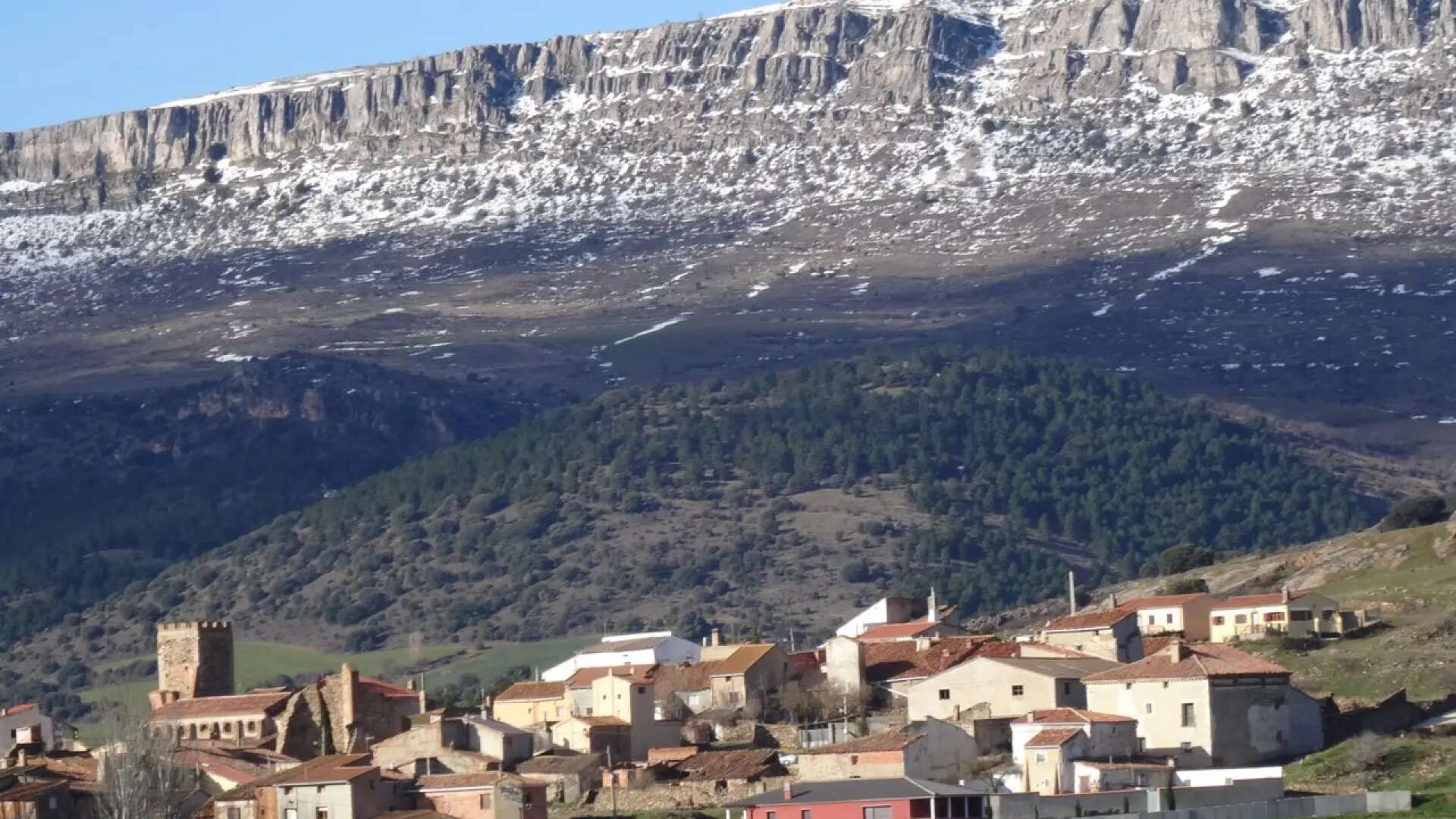 La pequeña aldea de Teruel abrigada por tres sierras: un remanso de paz de solo 24 habitantes