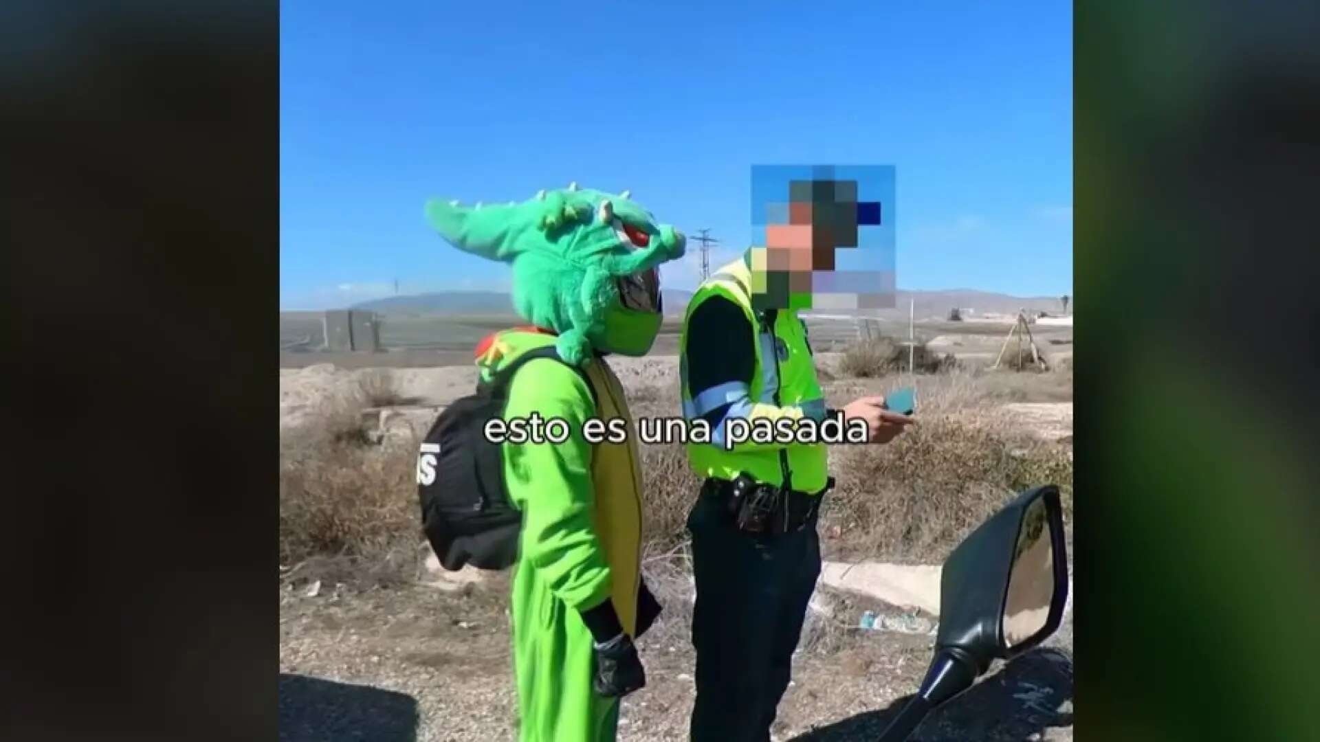 Policía de la moda: dos guardias civiles paran a un joven por ir disfrazado de dragón mientras conducía