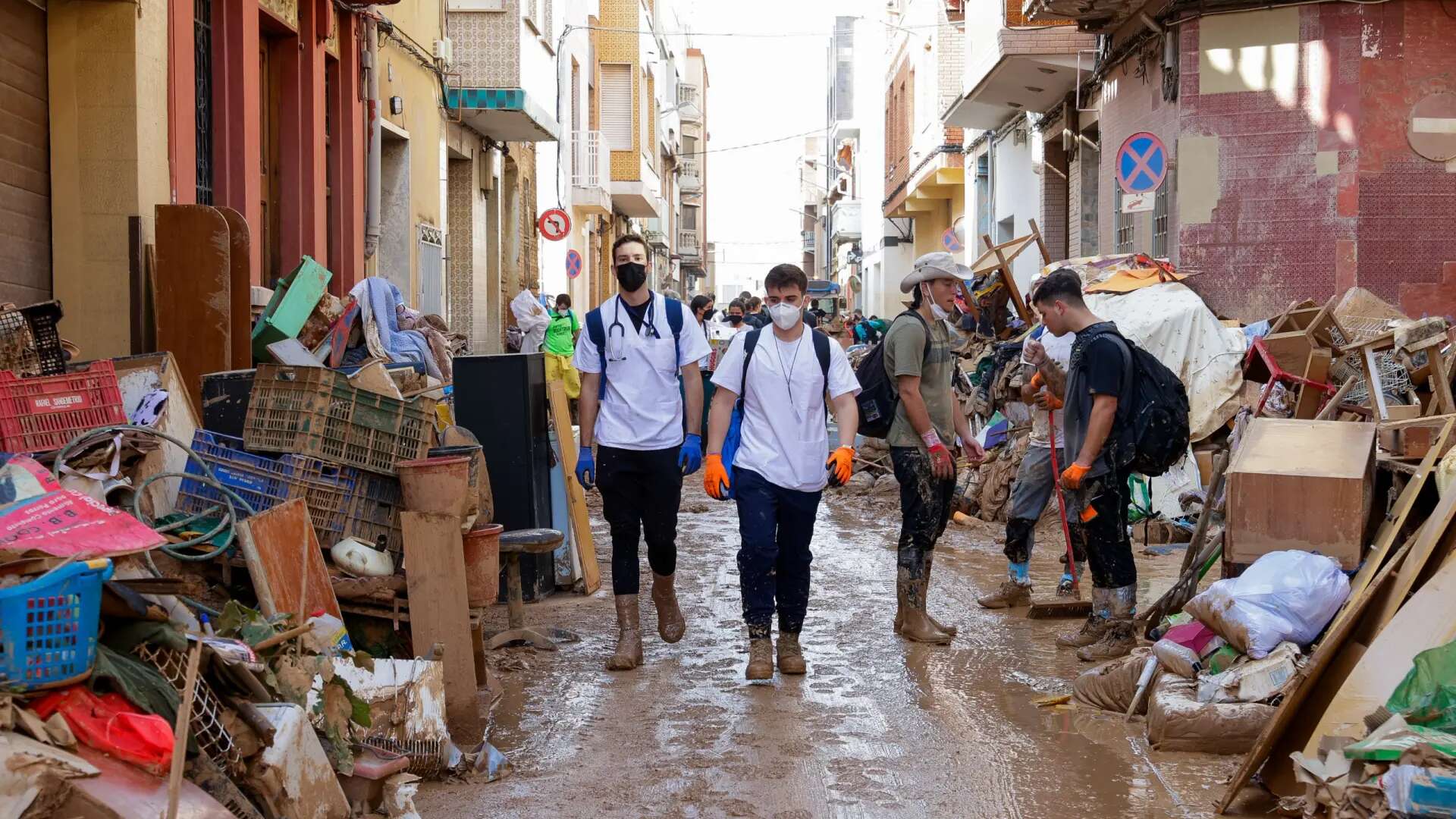 Sanitarios en primera línea para ayudar a los afectados por la DANA: 