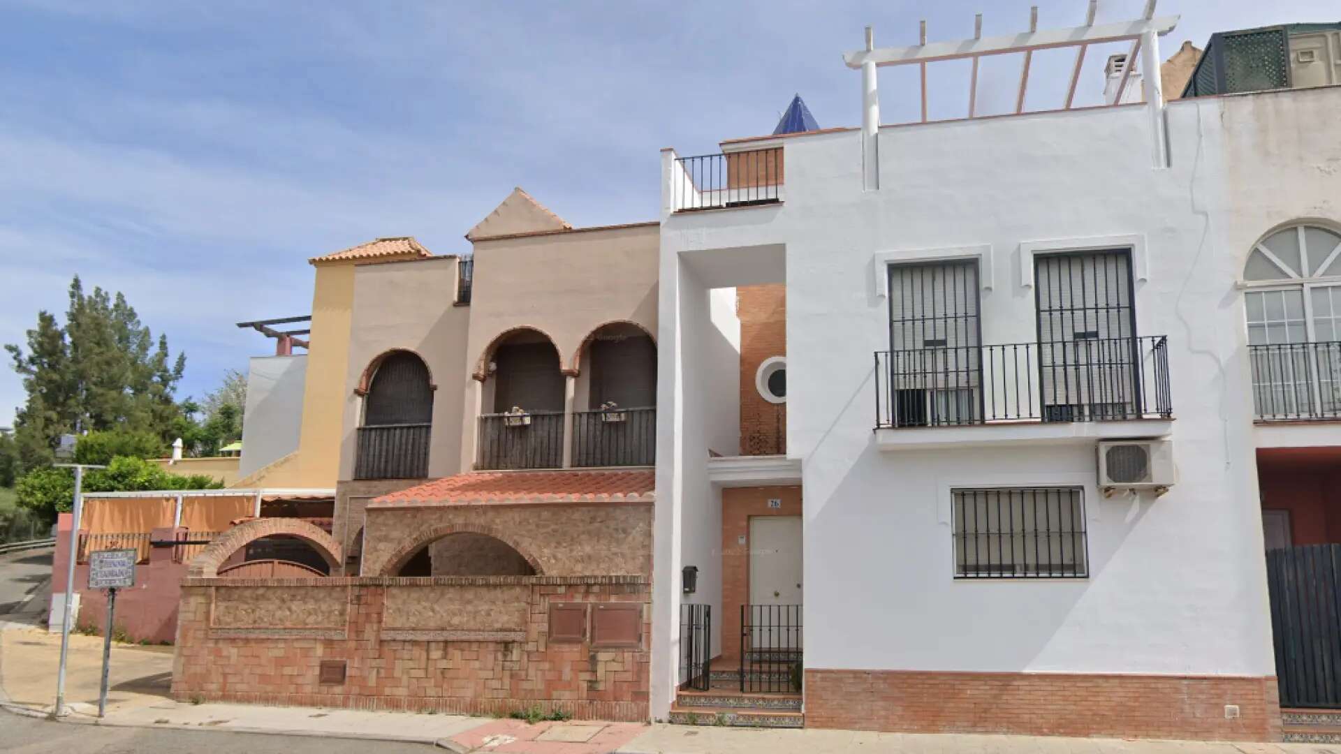 Este es el pueblo más pequeño de Sevilla: a solo 8 kilómetros de la capital, con un palacio y jardines