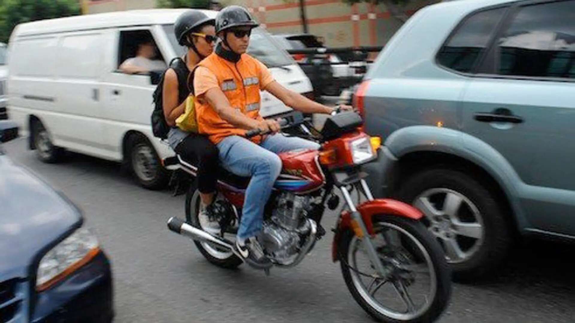 Un taxista en moto se niega a llevar a una mujer por ser obesa: 