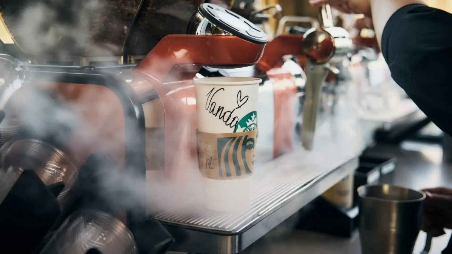 Starbucks rediseña su icónico vaso blanco para llevar: 