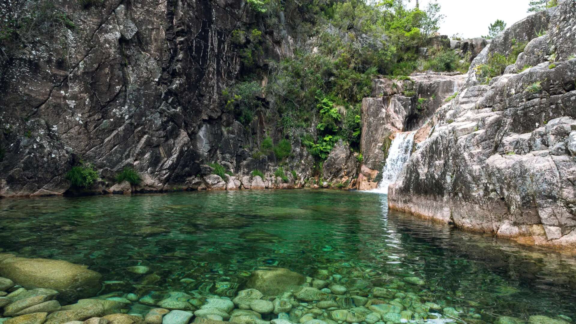 El oasis escondido en la frontera con Portugal con piscinas naturales y cascadas impresionantes