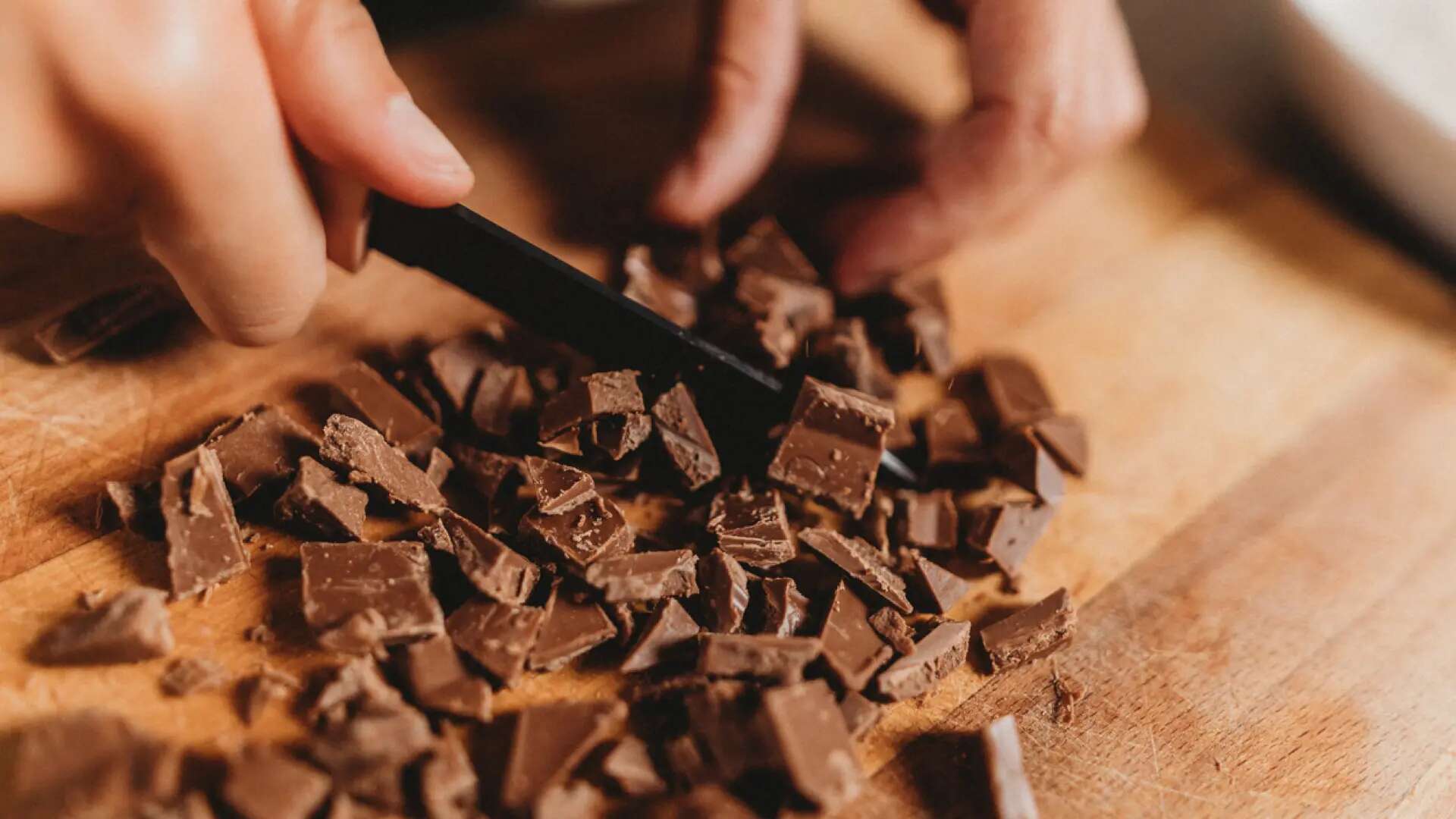 Qué son las manchas blancas que le salen al chocolate: esto es lo que significa y si te lo puedes comer