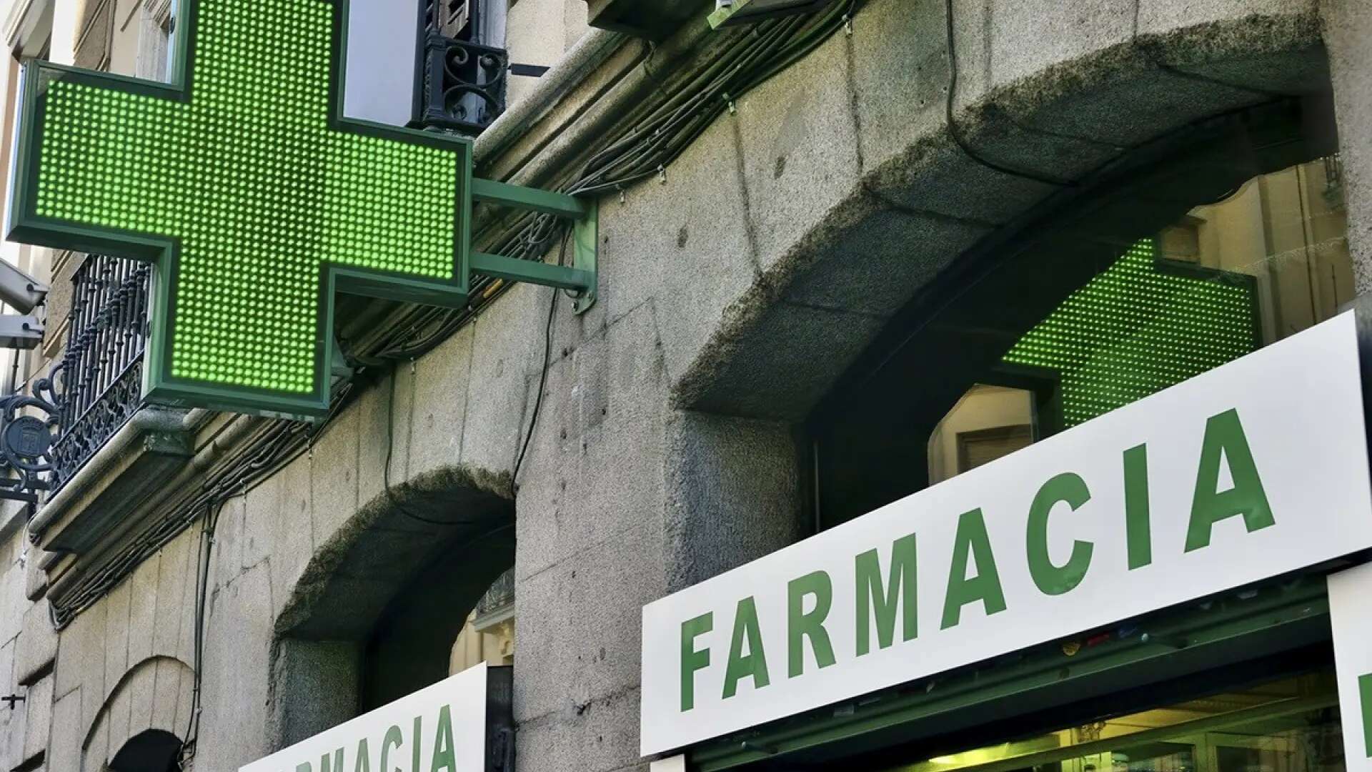 Atraco a punta de pistola en una farmacia de San Fernando: un encapuchado amenaza al personal y se lleva el dinero