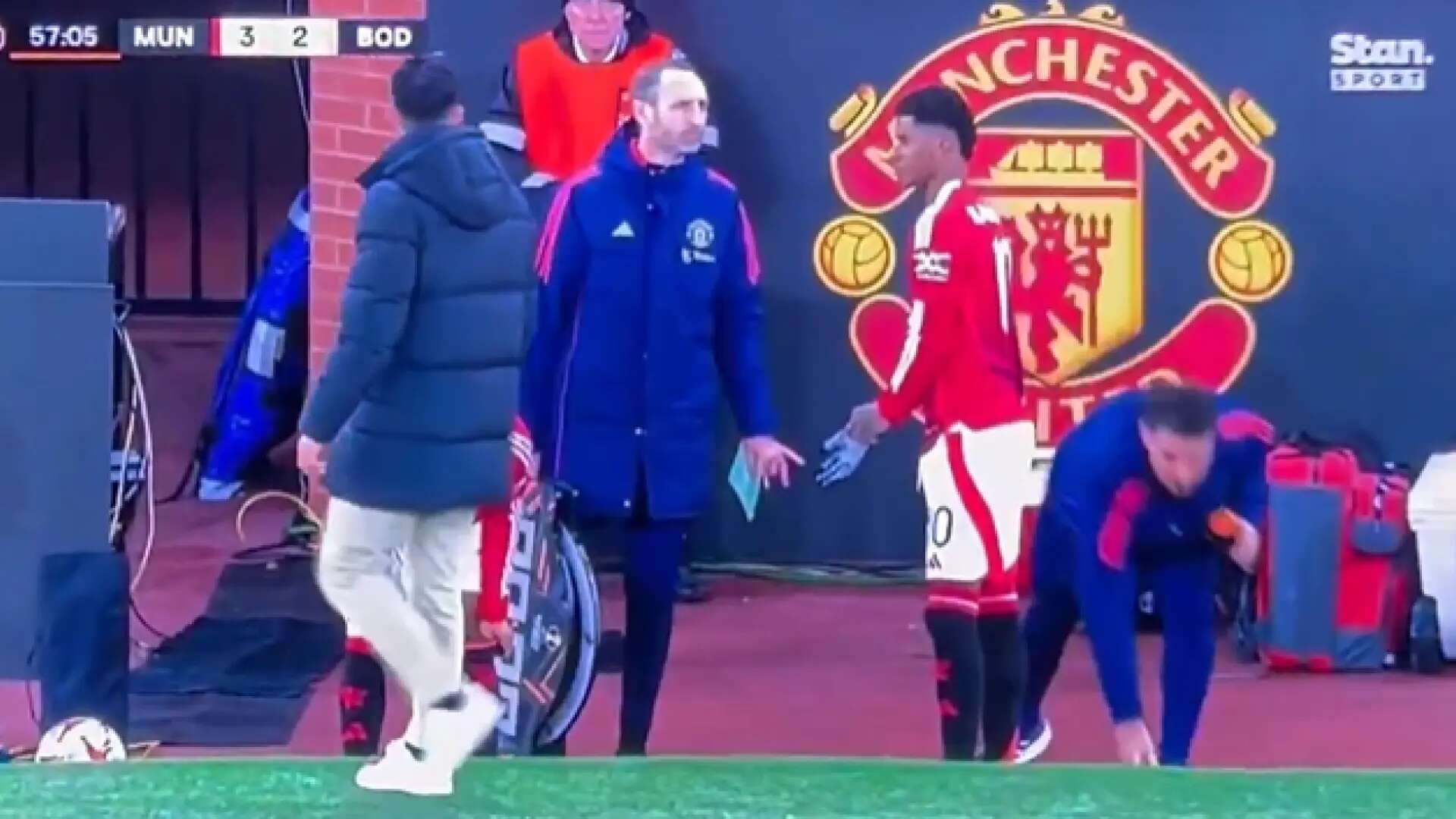 El humillante gesto de Rashford con el utillero del Manchester United: tira sus guantes al suelo para que los recoja