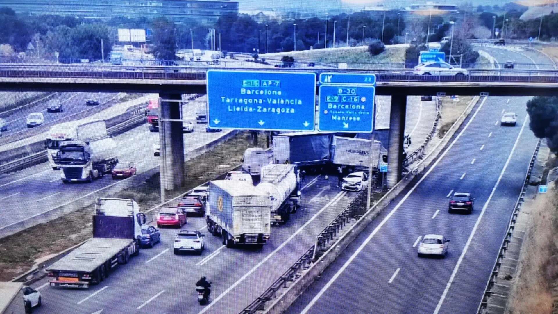 Cortada la AP-7 en Sant Cugat del Vallès en sentido sur por un accidente múltiple