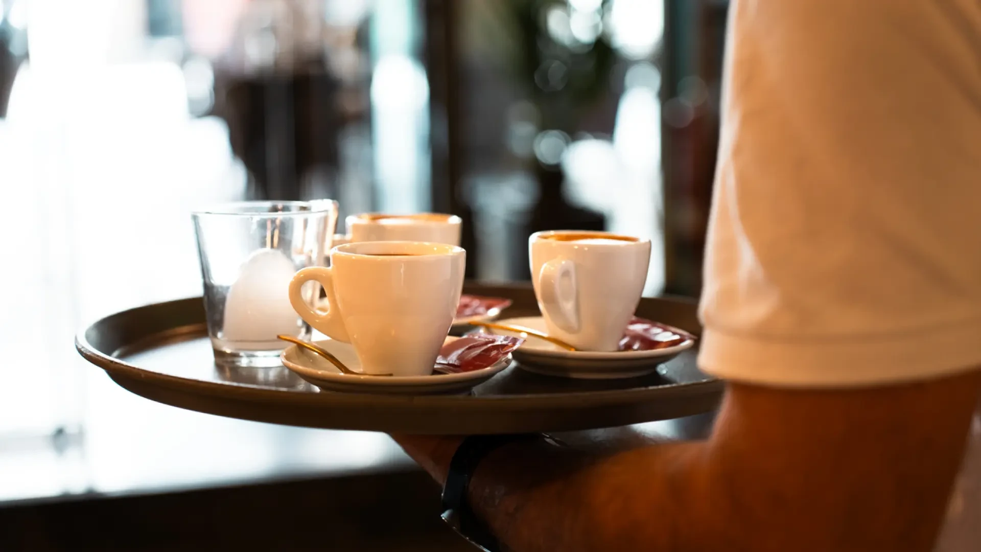 El polémico bar de Barcelona que aumenta el precio del café según el tiempo que se pasa en la terraza: 