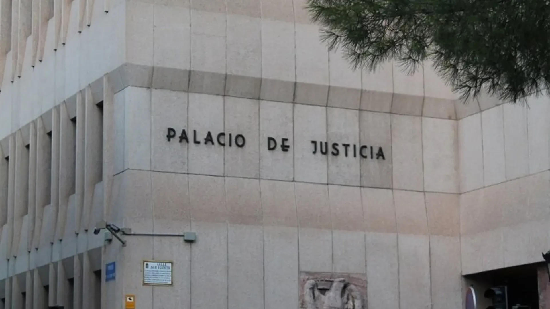 Suspendido el juicio contra un padre acusado de consentir abusos sexuales a sus hijas por la ausencia de su abogada