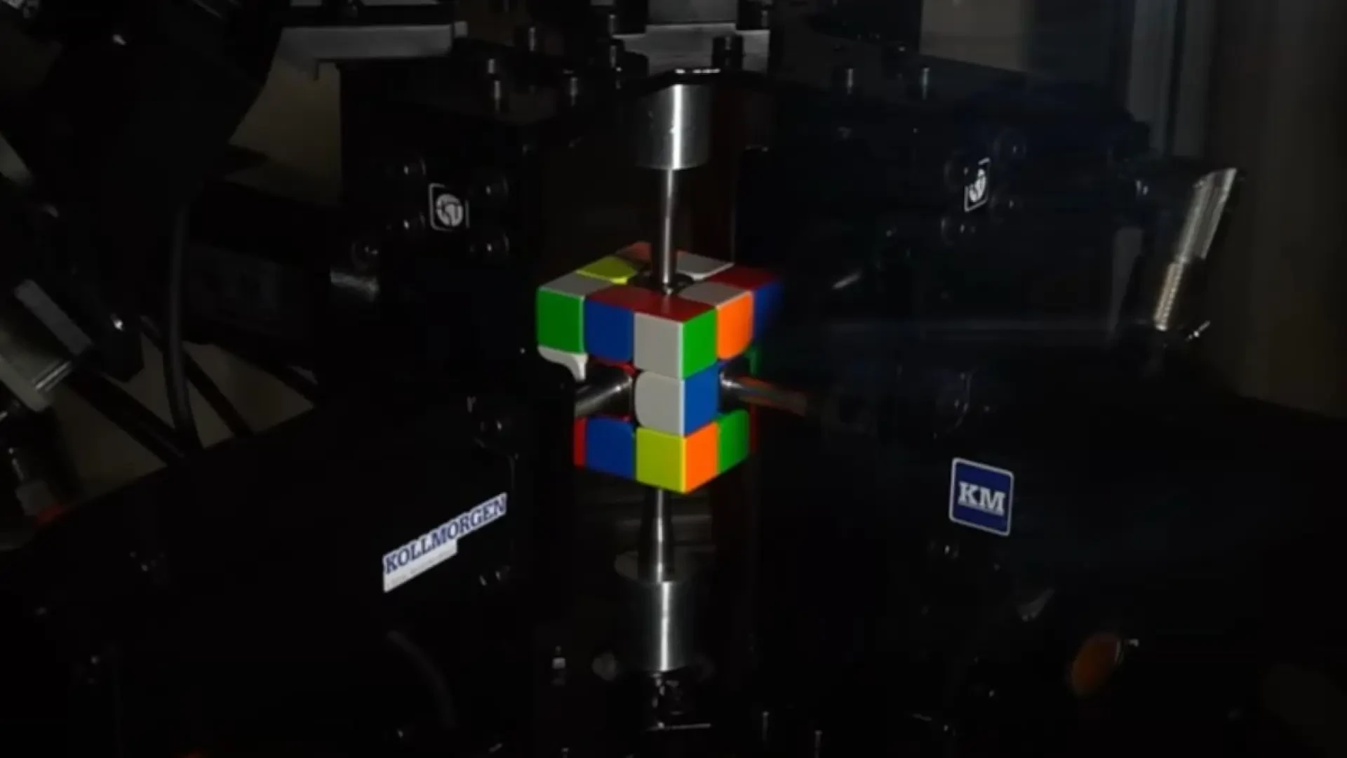 Un robot destroza el récord mundial del cubo de Rubik: necesitó 0,103 segundos