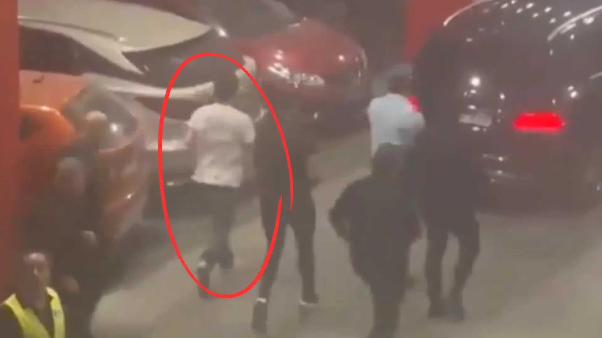 Escándalo en el derbi griego de baloncesto: el presidente del Panathinaikos huye corriendo para no ser detenido por la Policía