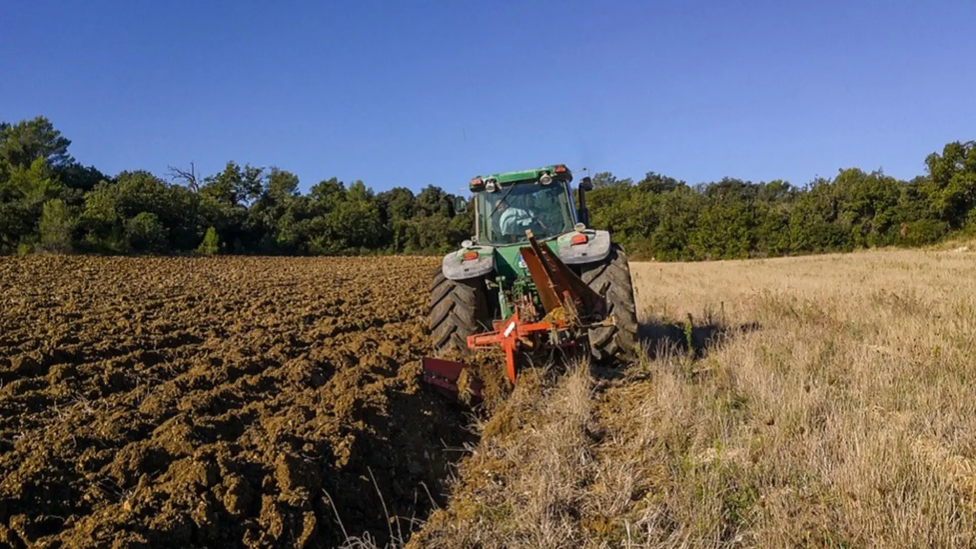 Muere un hombre de 62 años al volcar su tractor y quedar atrapado debajo en Villaverde del Río