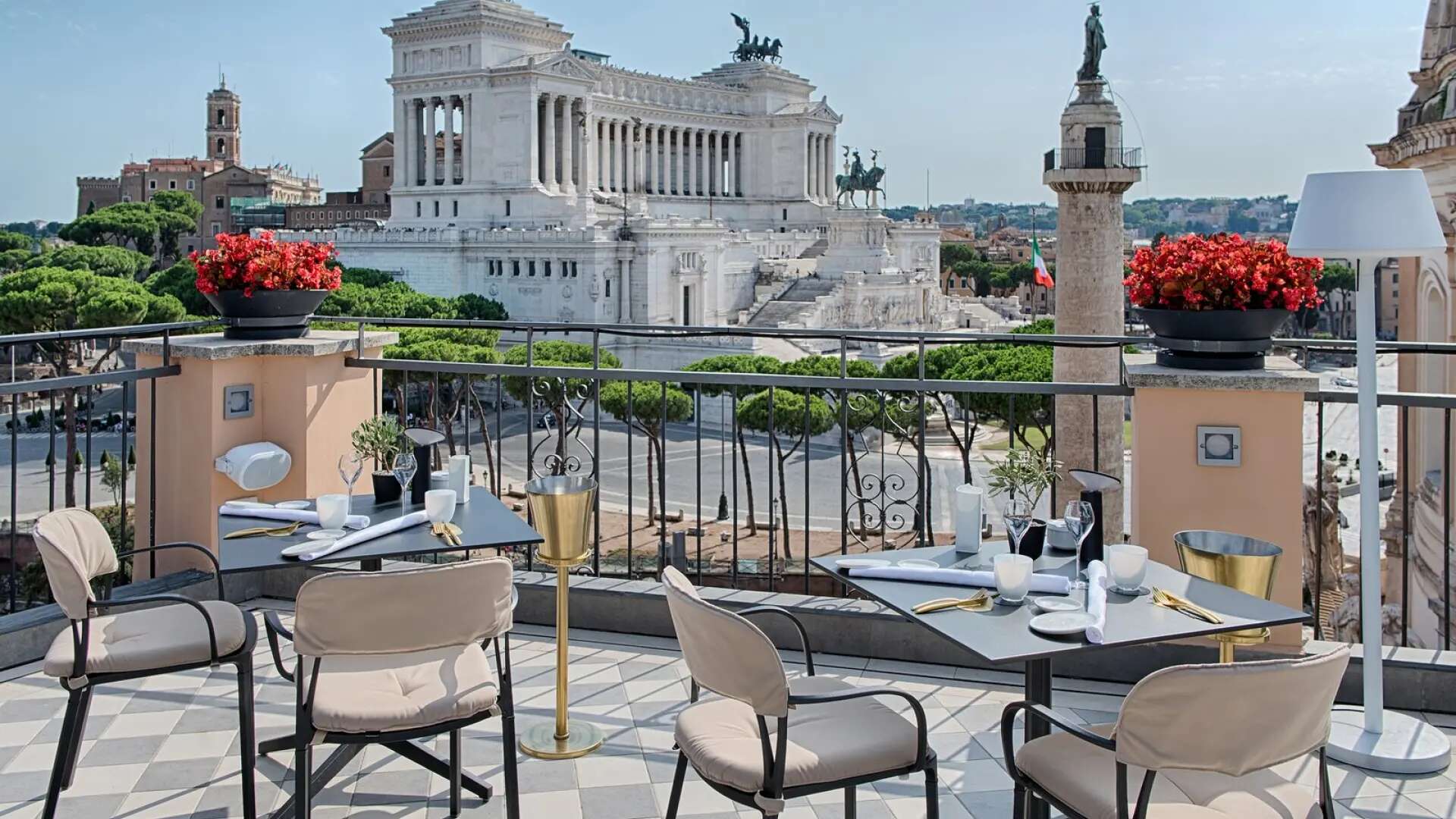 Uno de los hoteles más bonitos del mundo está en Roma: vistas a los foros y una increíble azotea